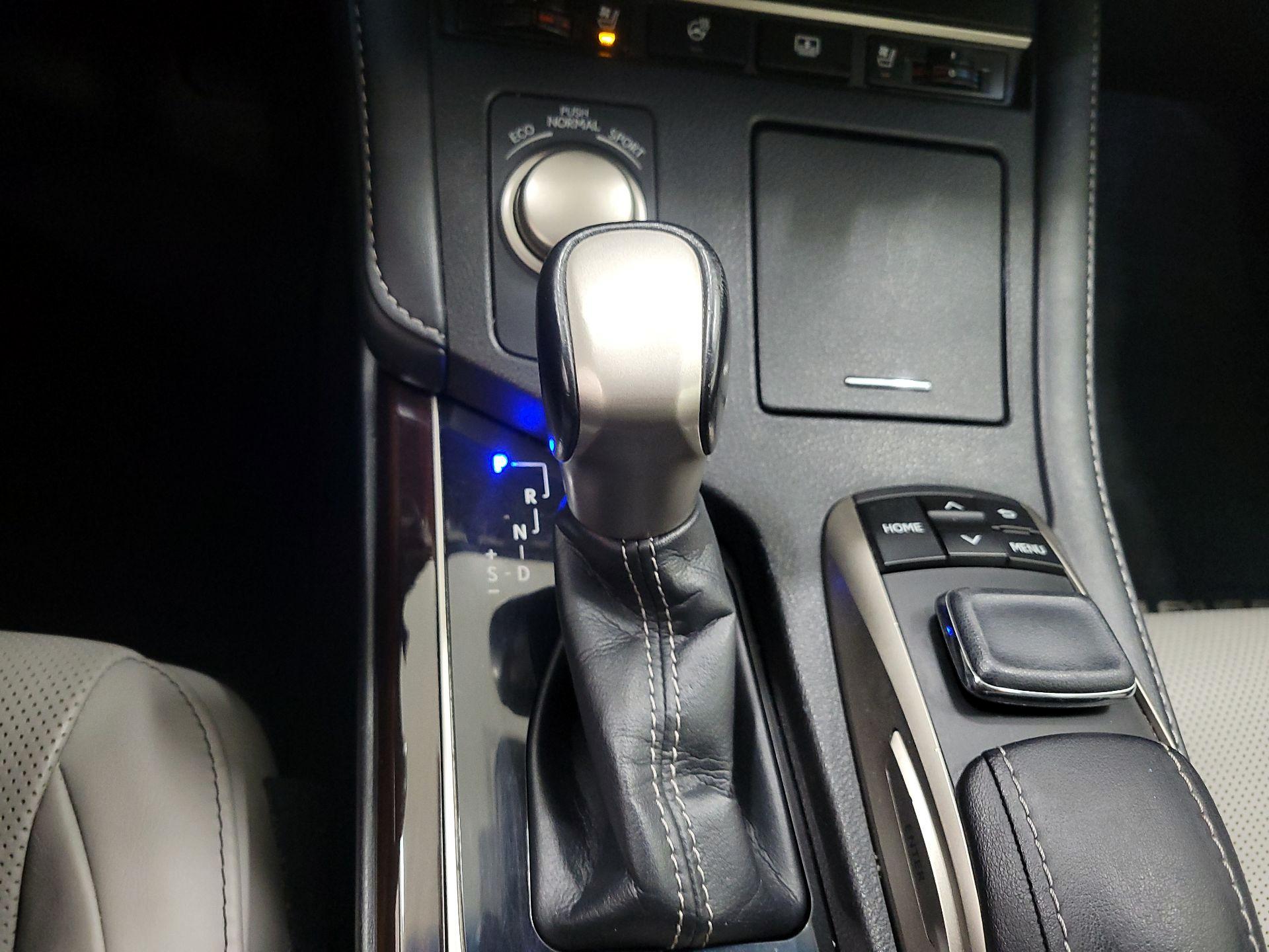Thumbnail: 2018 Lexus ES - 18