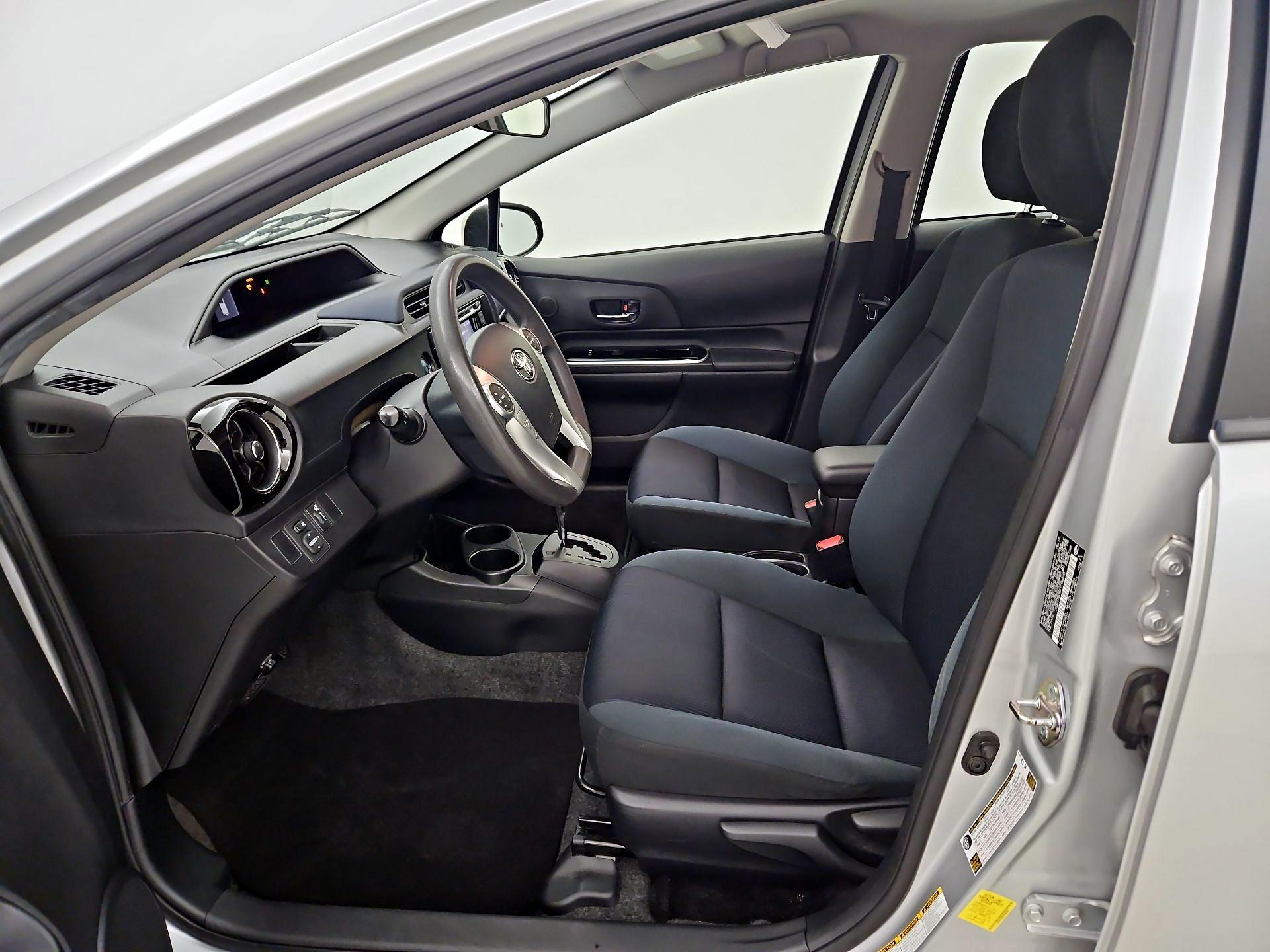 Thumbnail: 2015 Toyota Prius c - 11