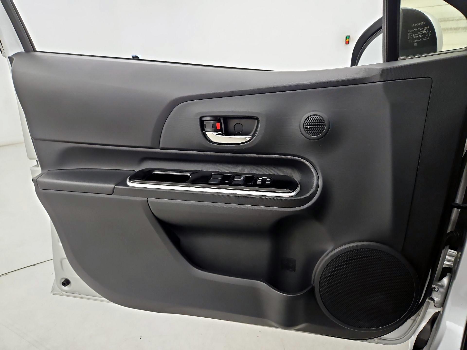 Thumbnail: 2015 Toyota Prius c - 12