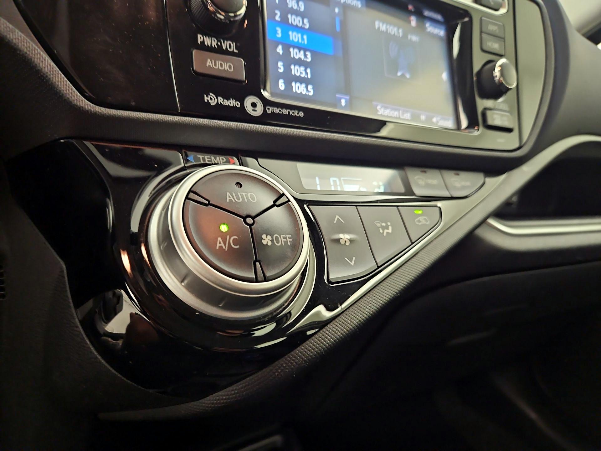 Thumbnail: 2015 Toyota Prius c - 15