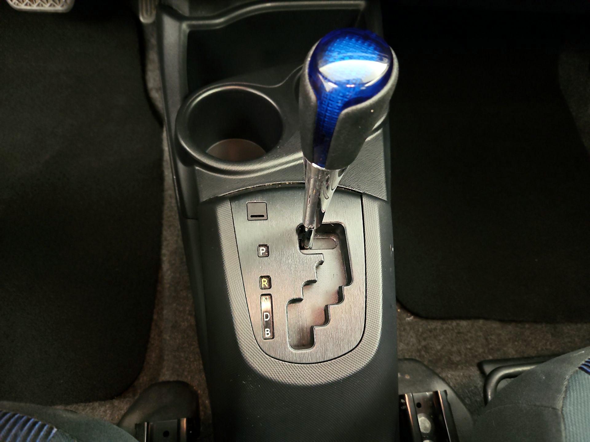 Thumbnail: 2015 Toyota Prius c - 16