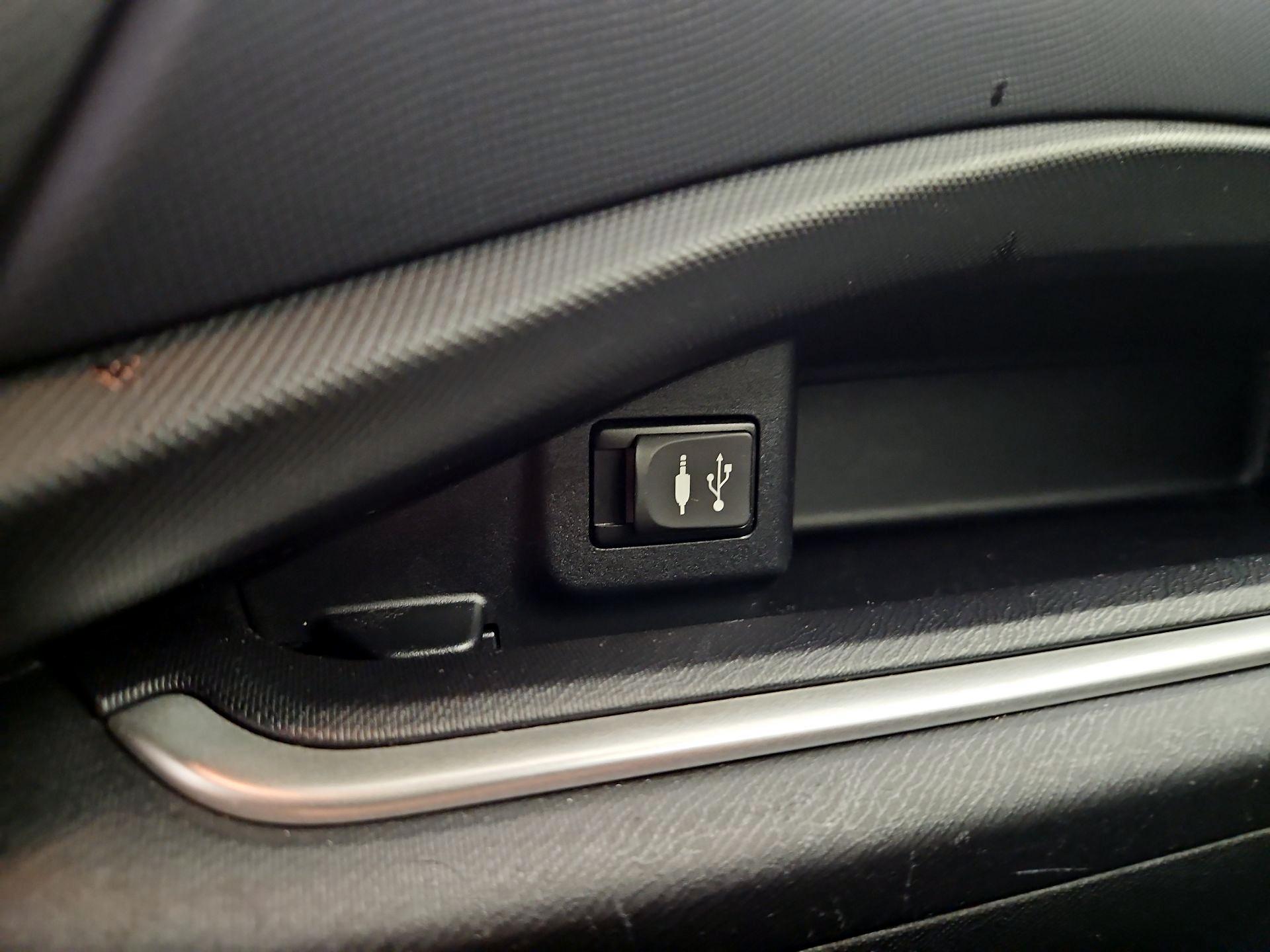 Thumbnail: 2015 Toyota Prius c - 17