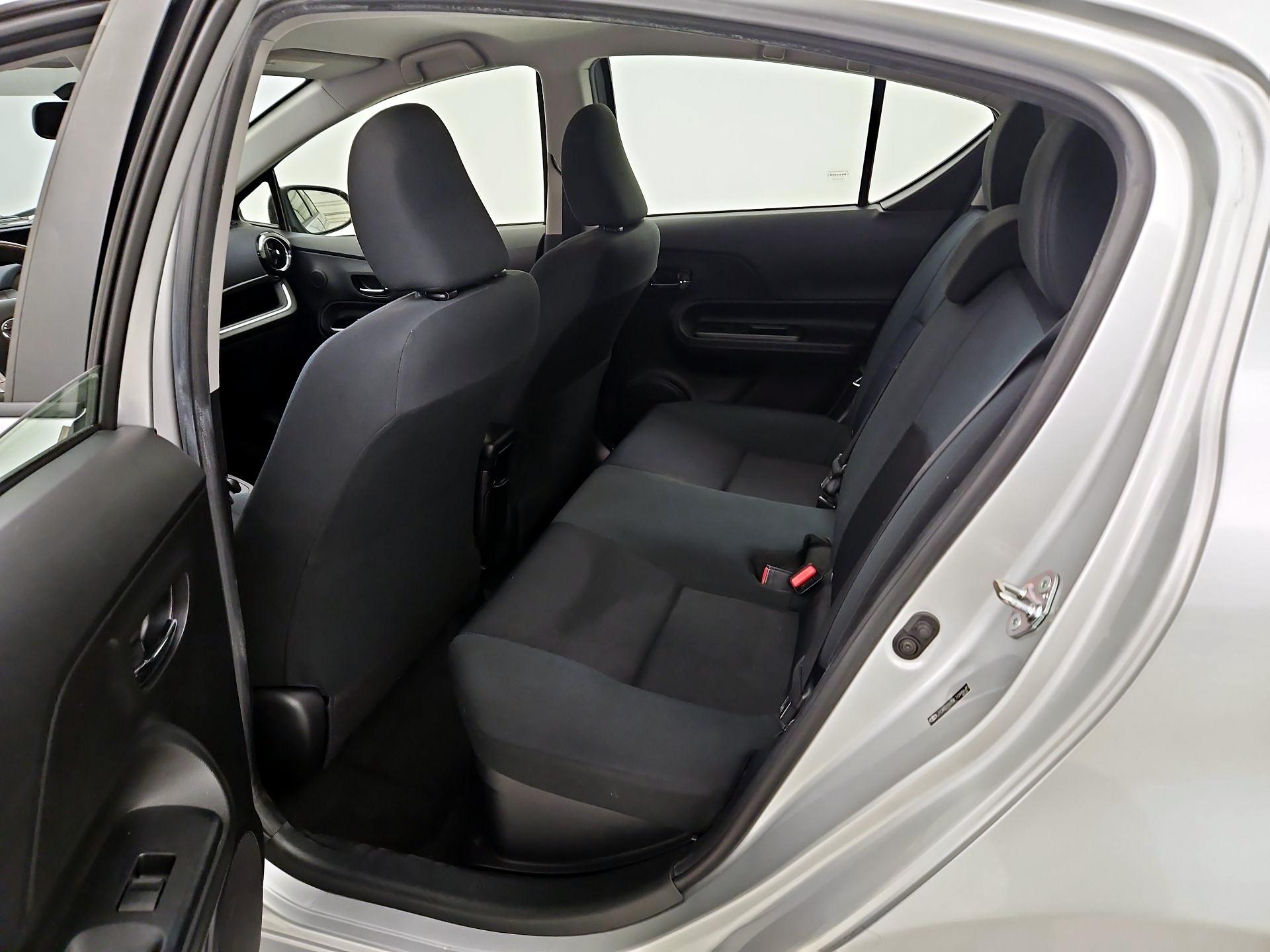 Thumbnail: 2015 Toyota Prius c - 18