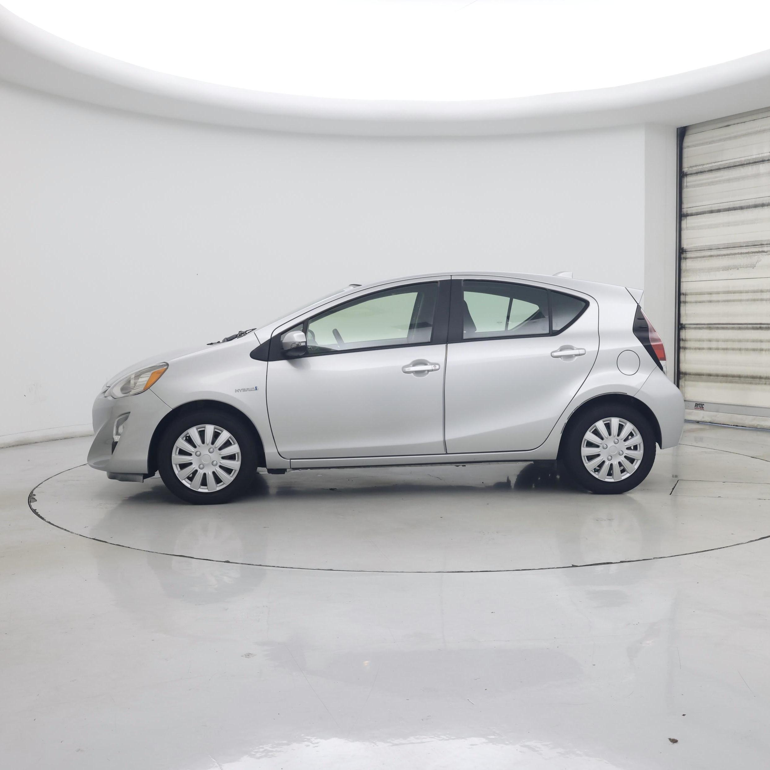 Thumbnail: 2015 Toyota Prius c - 3