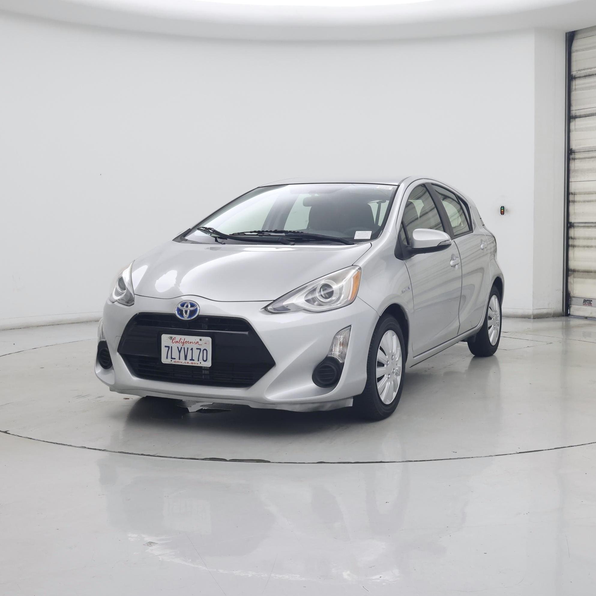 Thumbnail: 2015 Toyota Prius c - 4