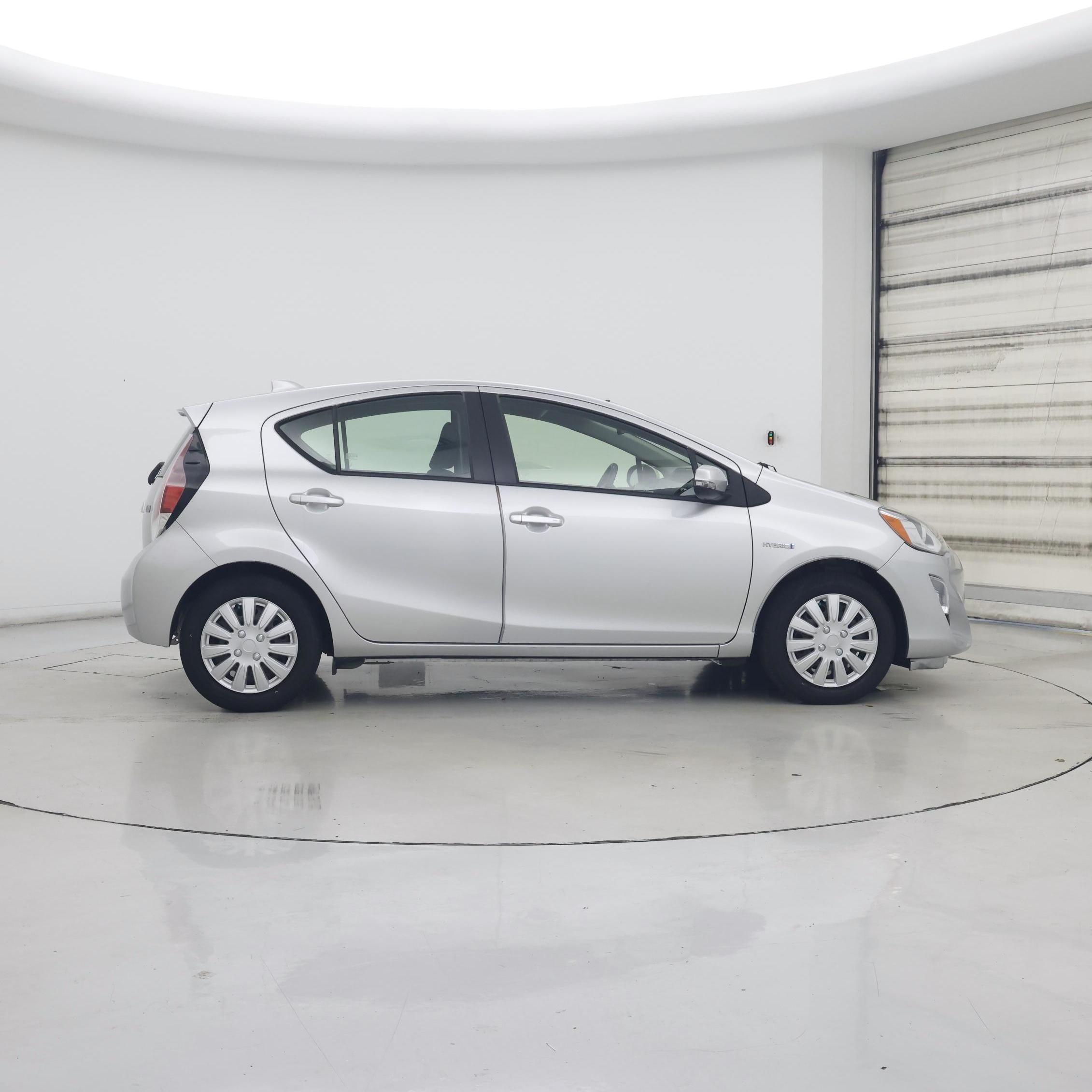 Thumbnail: 2015 Toyota Prius c - 7