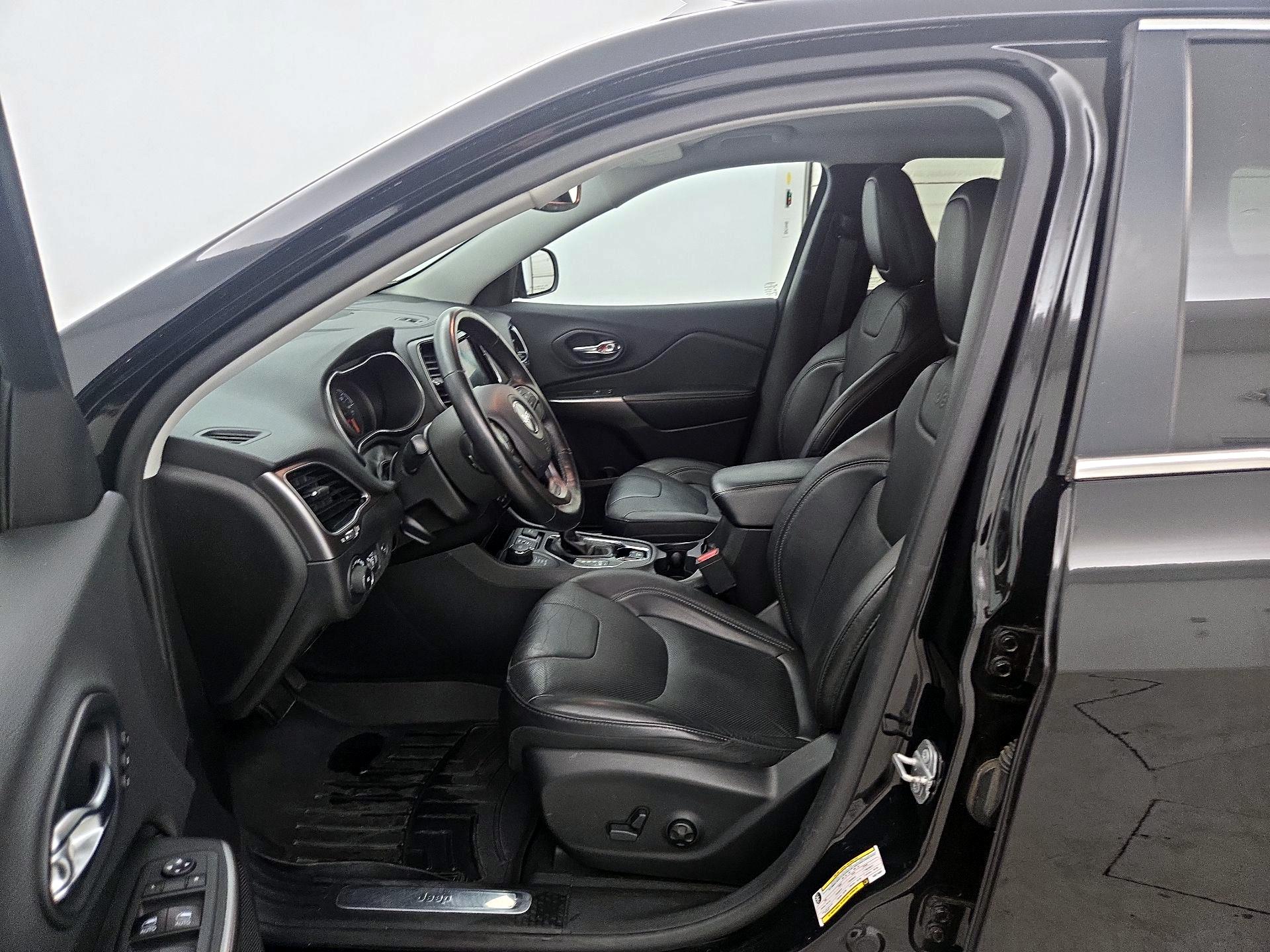 Thumbnail: 2019 Jeep Cherokee - 11