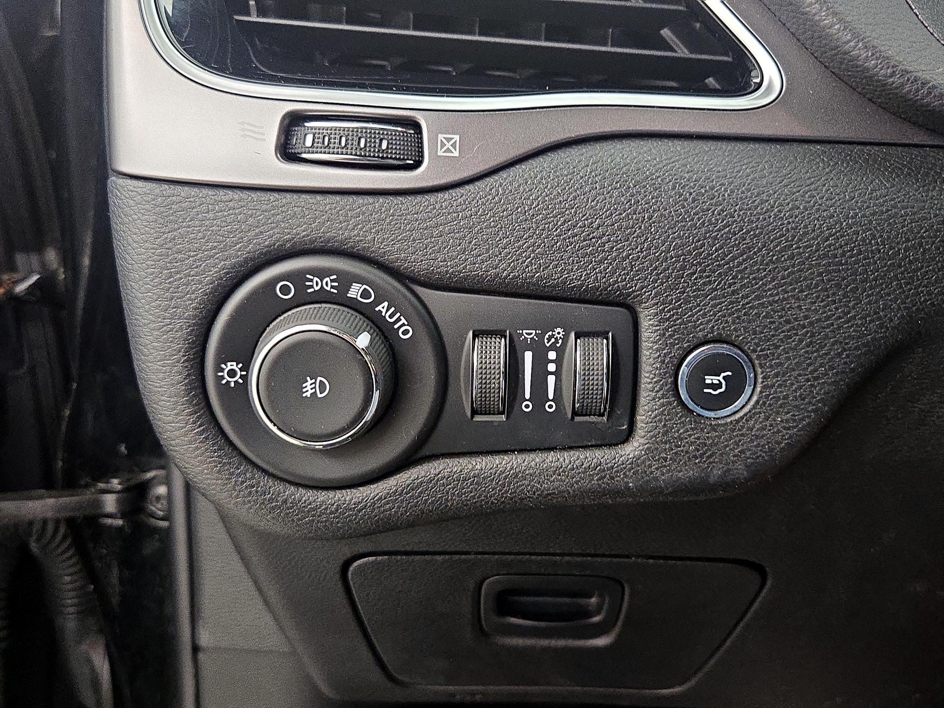 Thumbnail: 2019 Jeep Cherokee - 13