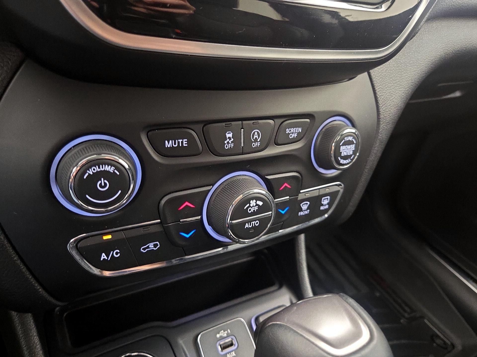 Thumbnail: 2019 Jeep Cherokee - 16