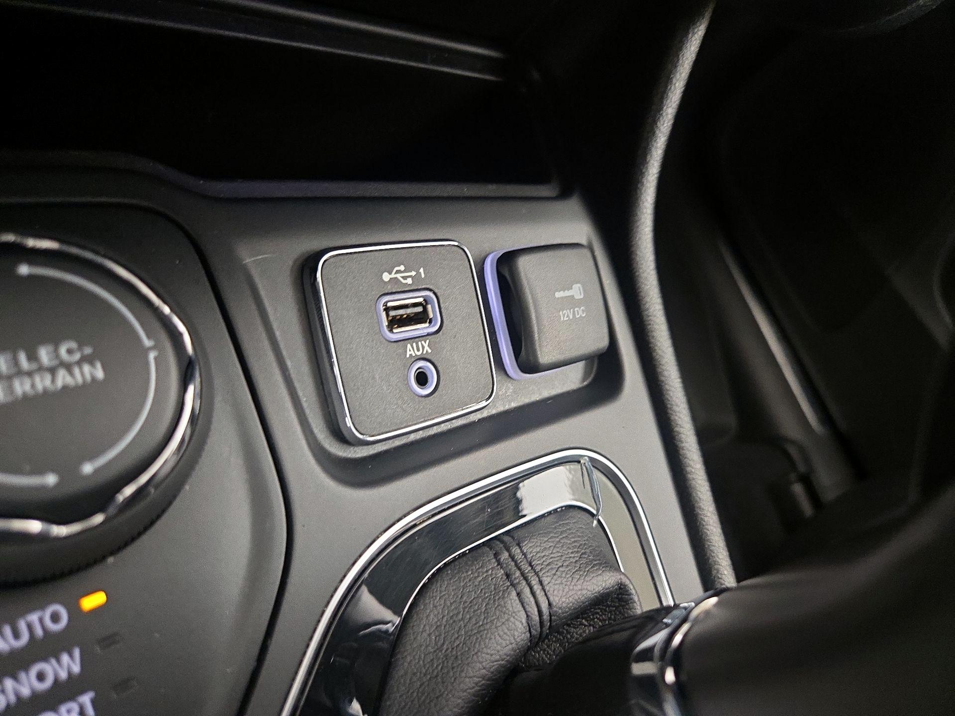 Thumbnail: 2019 Jeep Cherokee - 18