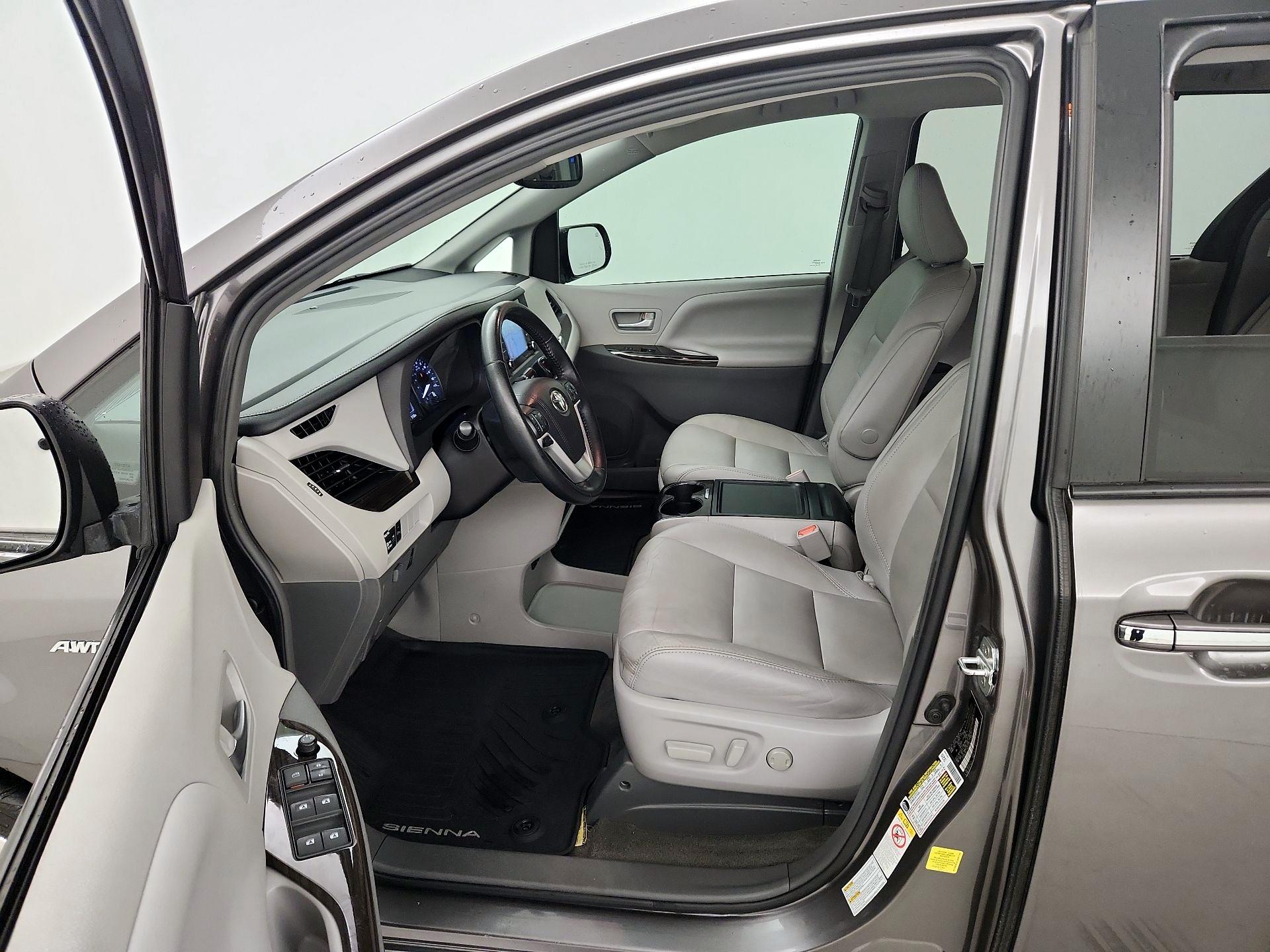 Thumbnail: 2018 Toyota Sienna - 11