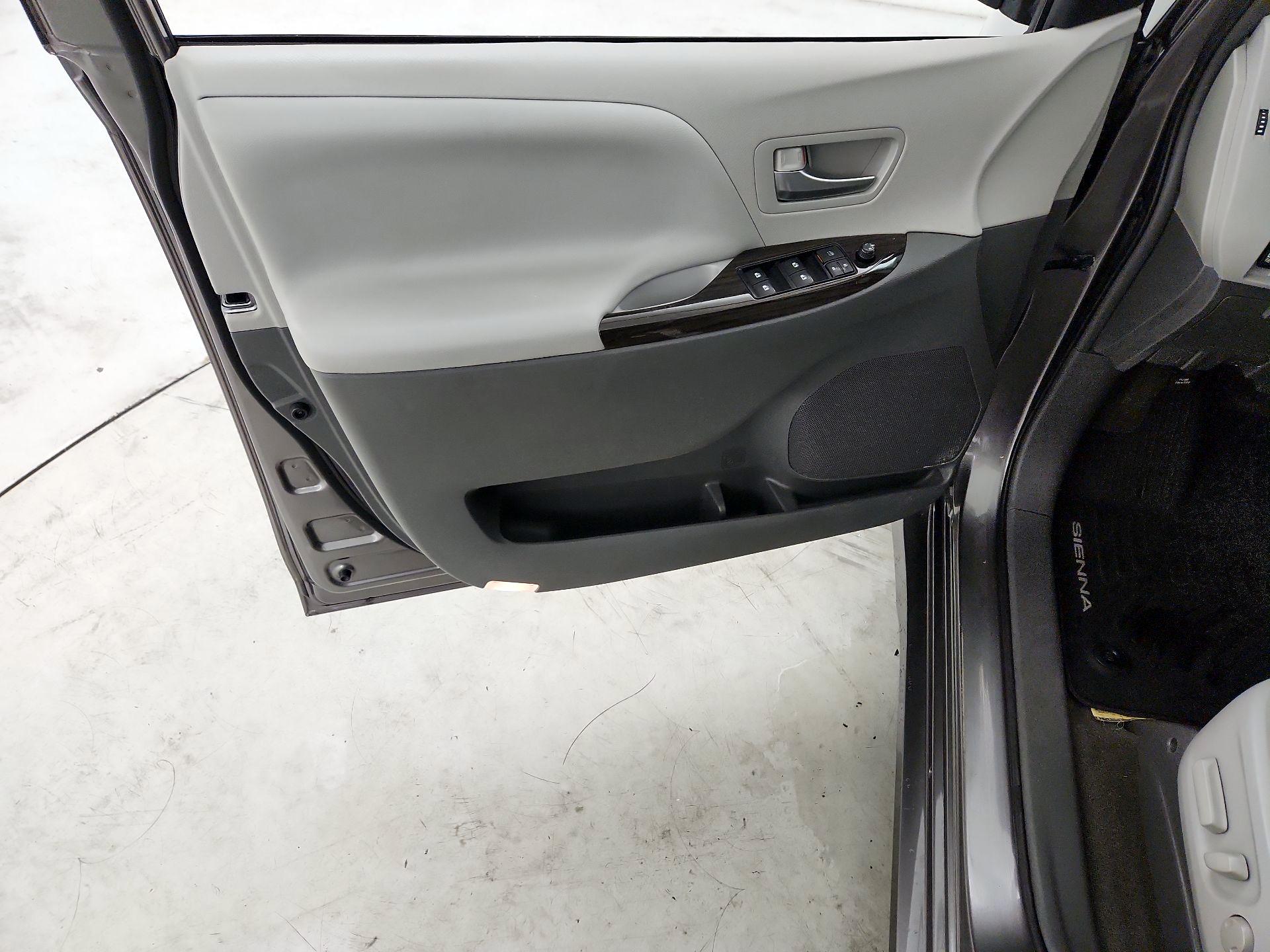 Thumbnail: 2018 Toyota Sienna - 12