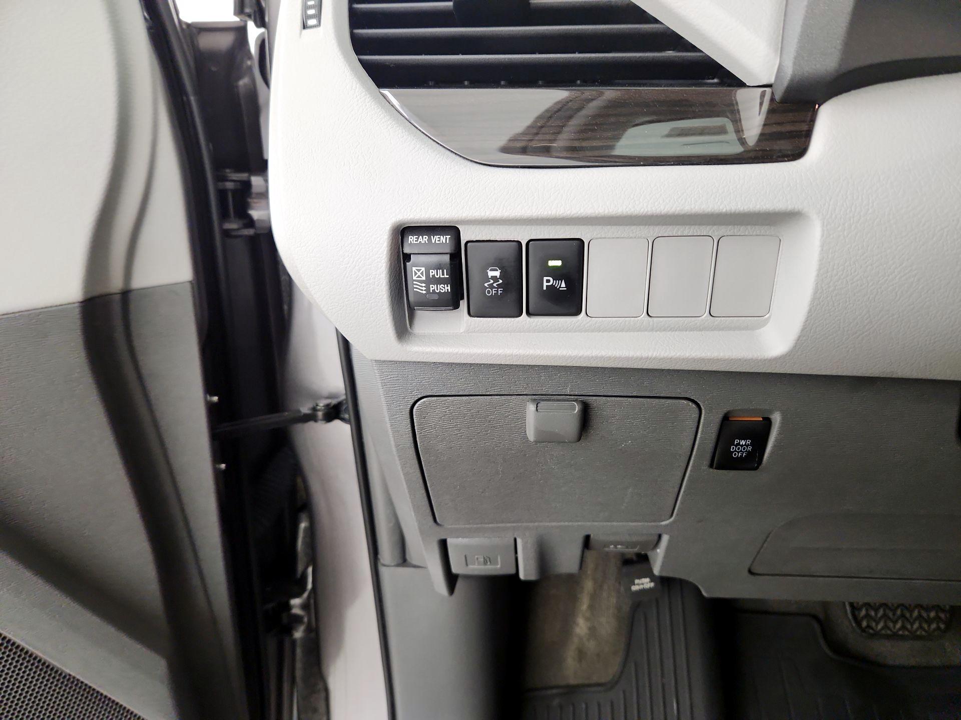 Thumbnail: 2018 Toyota Sienna - 13