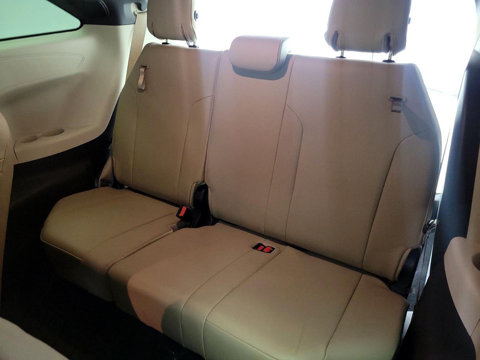 2021 Toyota Sienna XLE - Photo 21