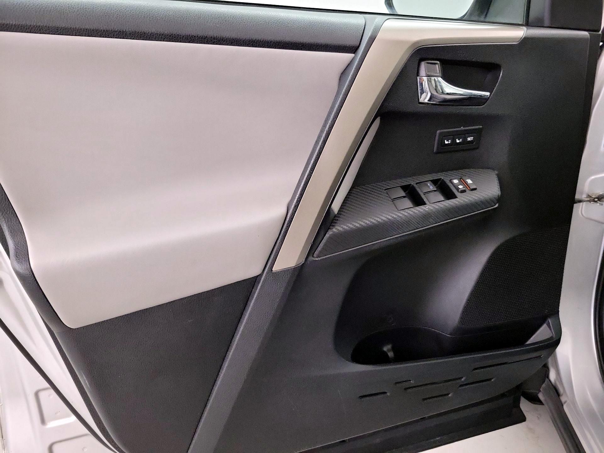 Thumbnail: 2015 Toyota RAV4 - 12