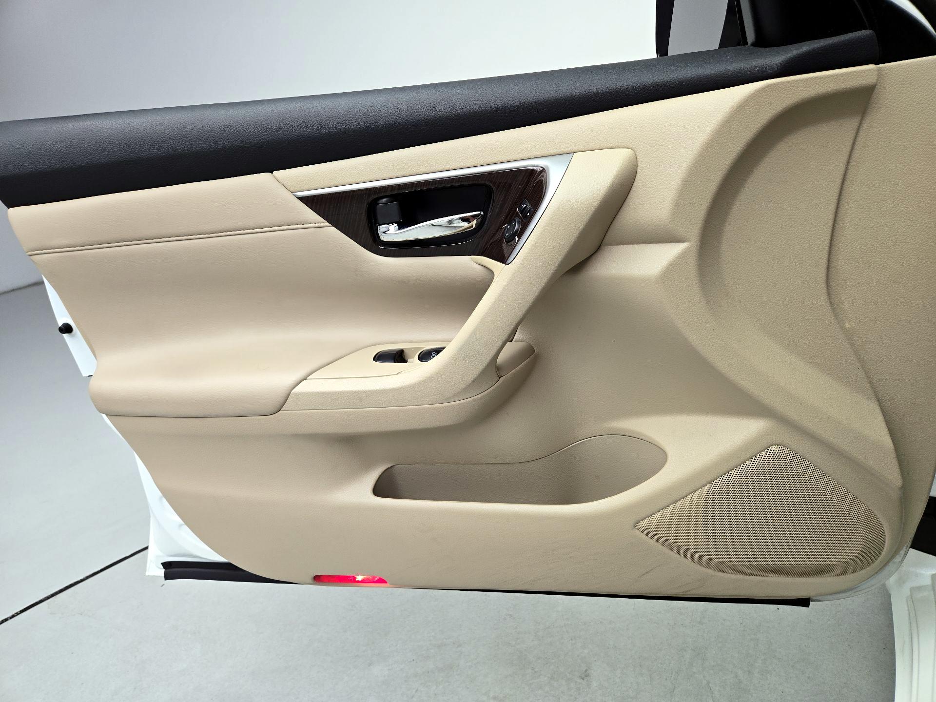 Thumbnail: 2015 Nissan Altima - 12