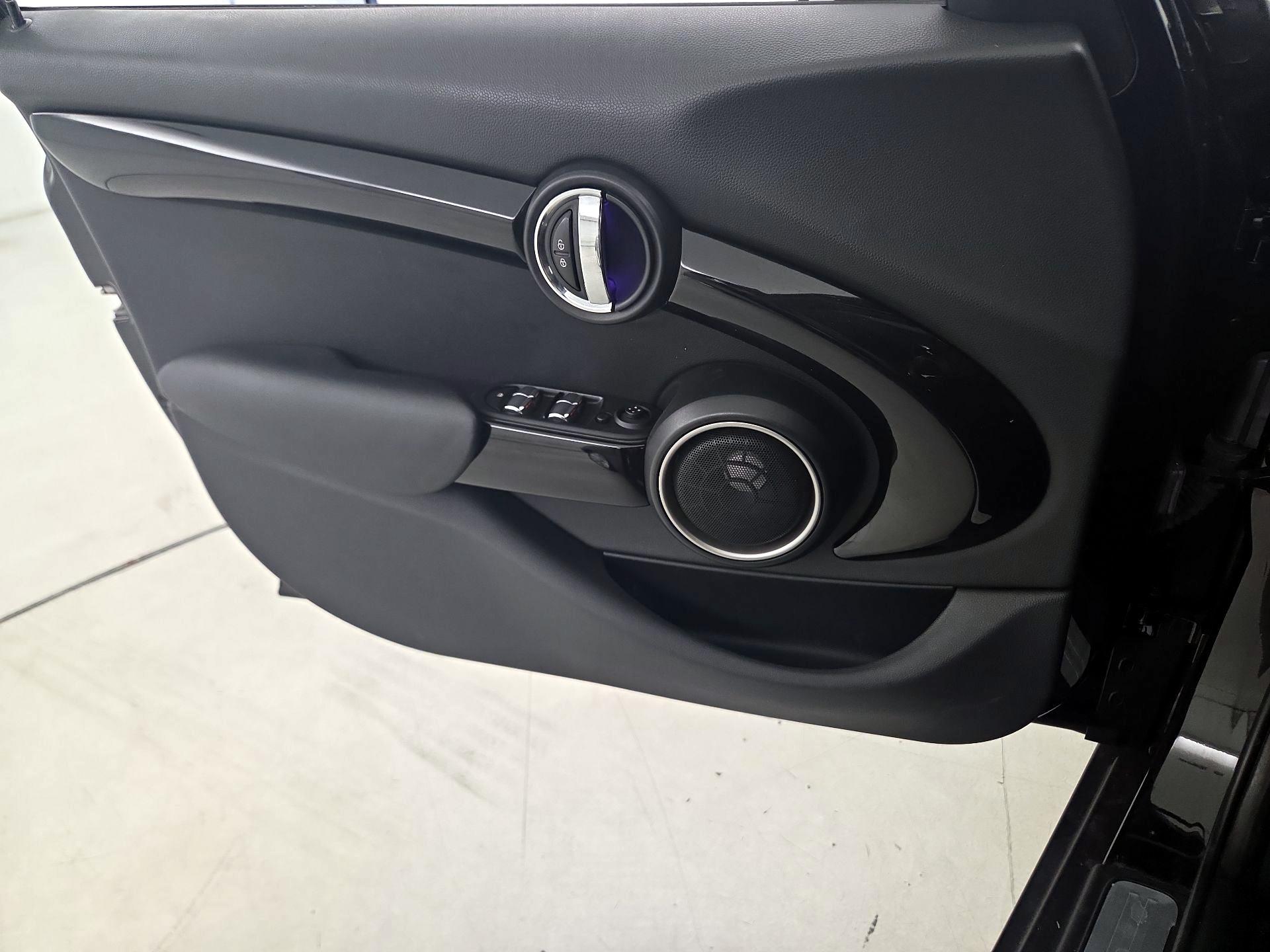 Thumbnail: 2015 MINI Cooper Hardtop - 12