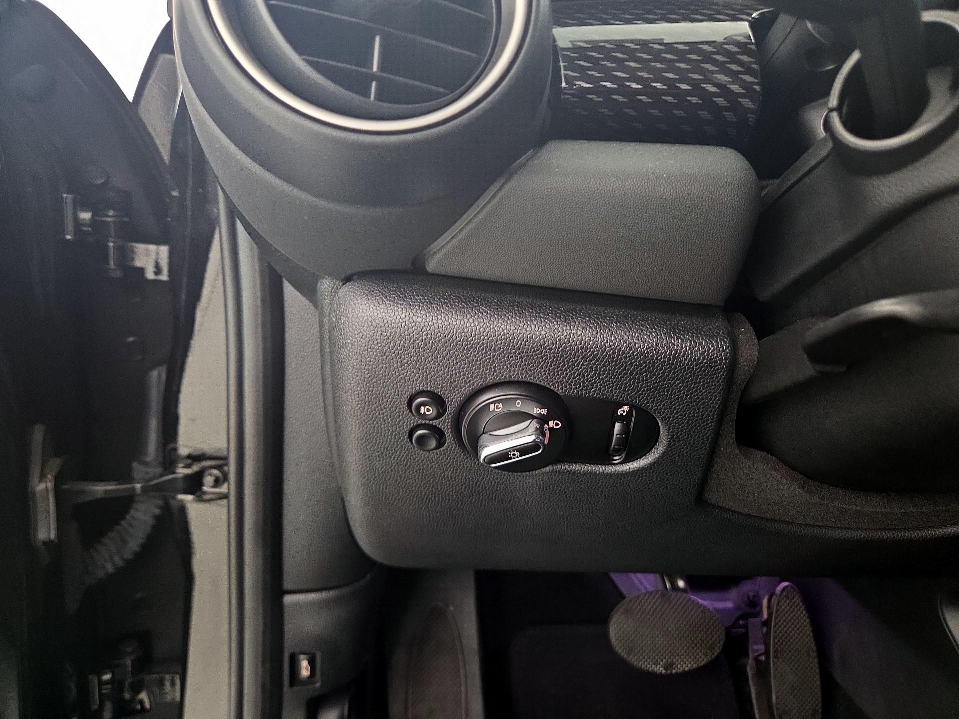 Thumbnail: 2015 MINI Cooper Hardtop - 13