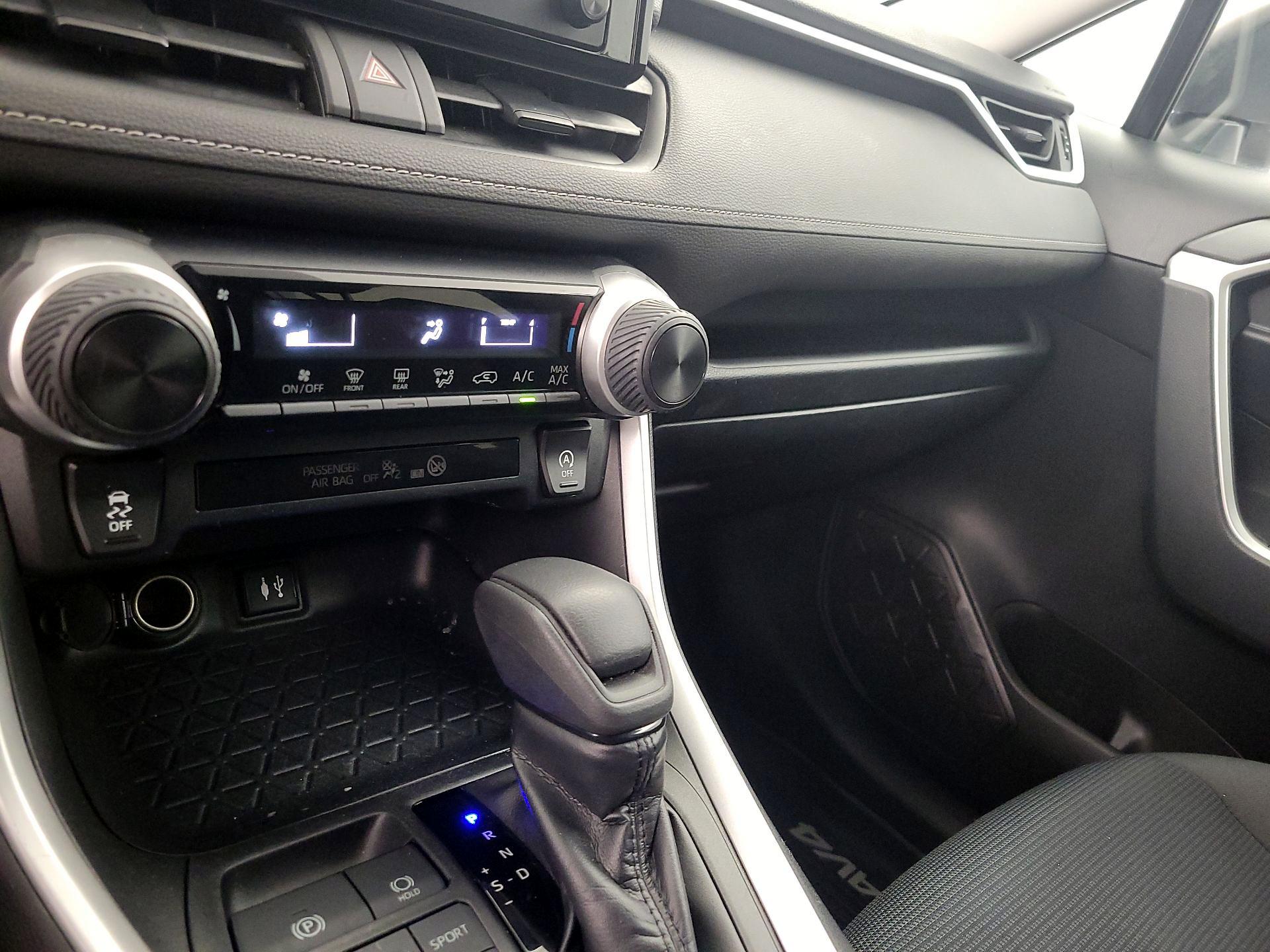 Thumbnail: 2019 Toyota RAV4 - 16