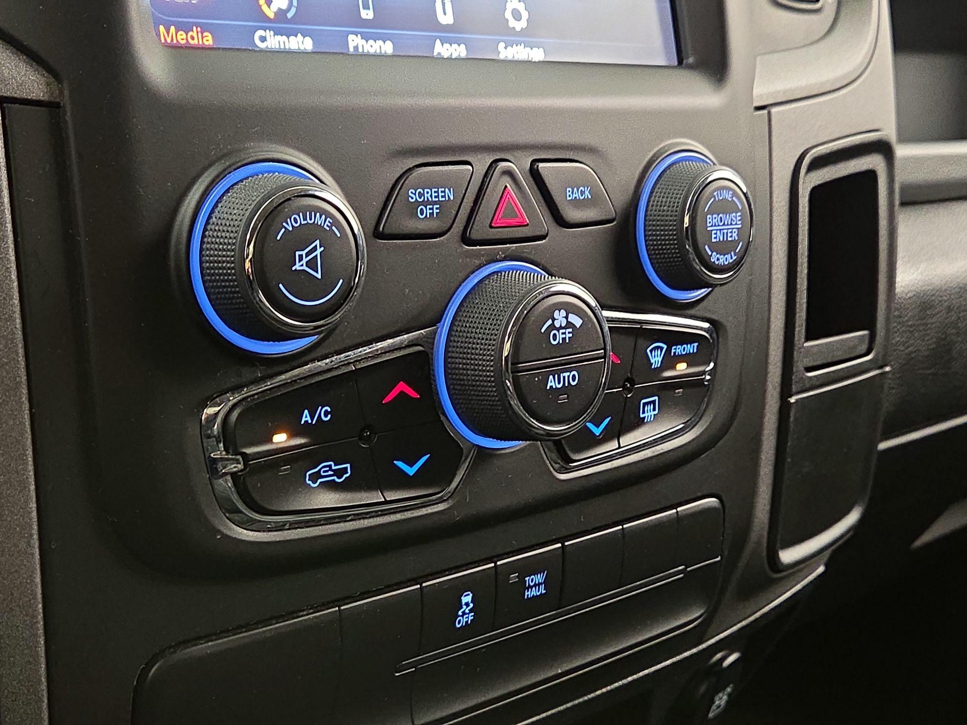 Thumbnail: 2020 RAM 1500 Classic - 16
