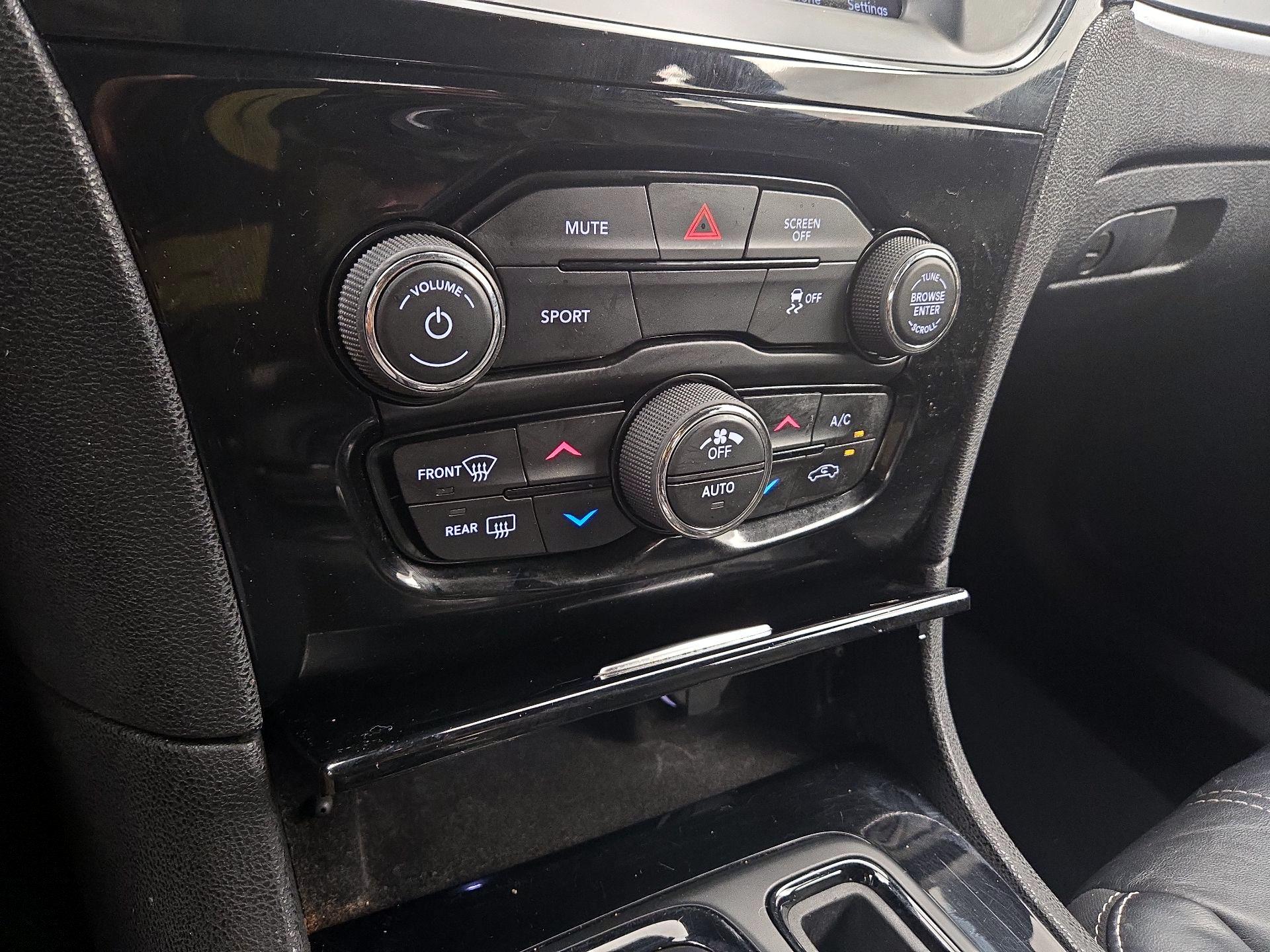 Thumbnail: 2019 Chrysler 300 - 16