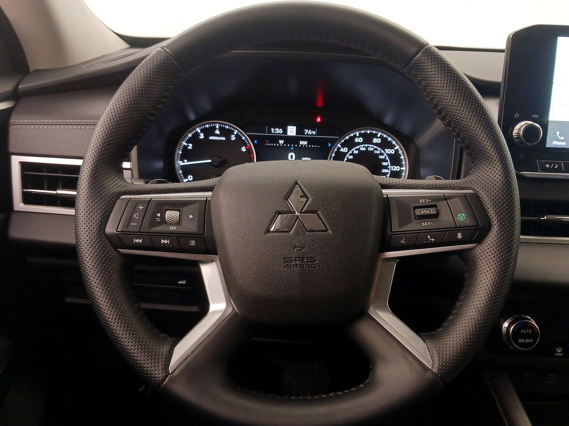 Thumbnail: 2024 Mitsubishi Outlander - 10