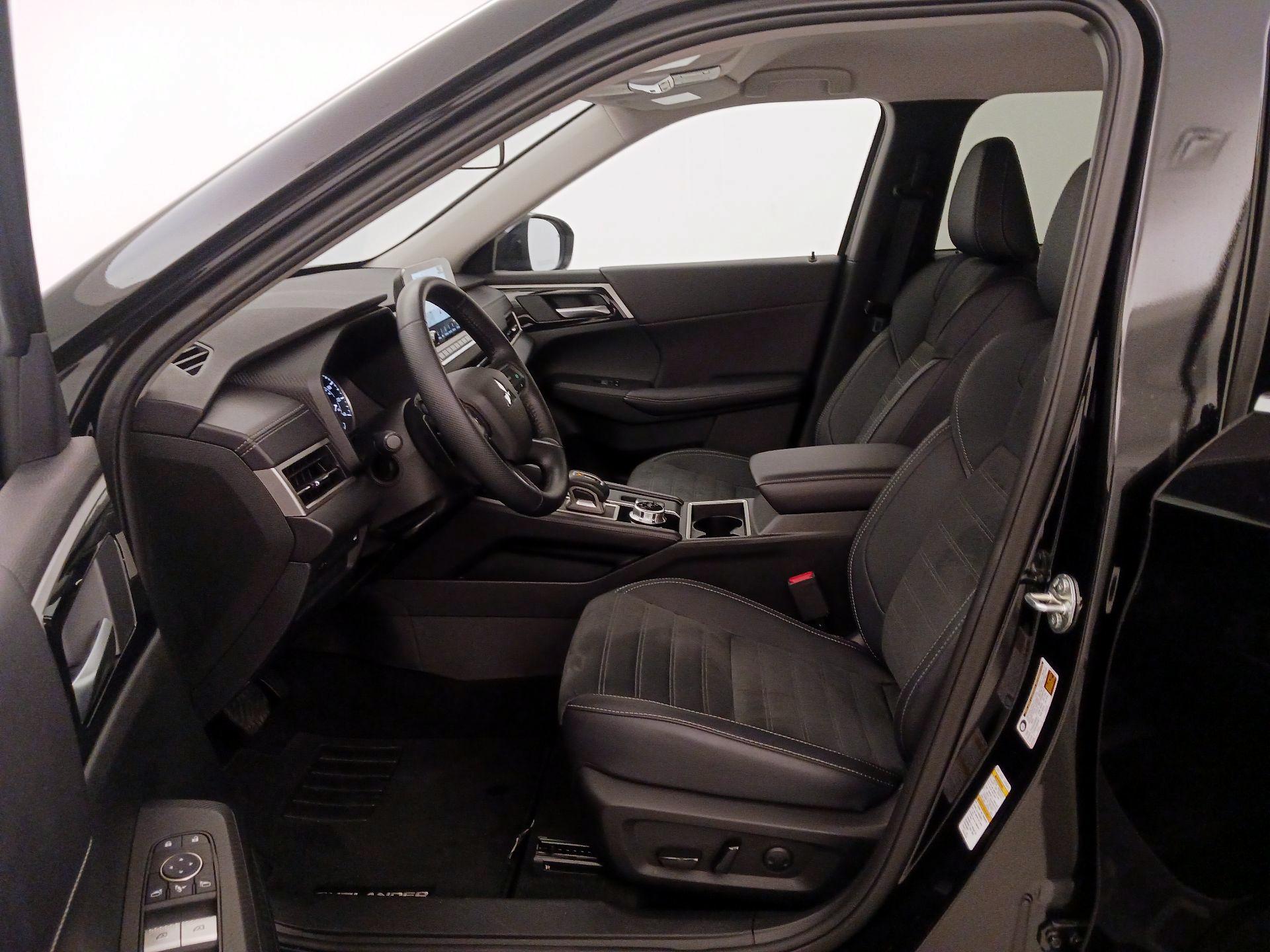 Thumbnail: 2024 Mitsubishi Outlander - 11