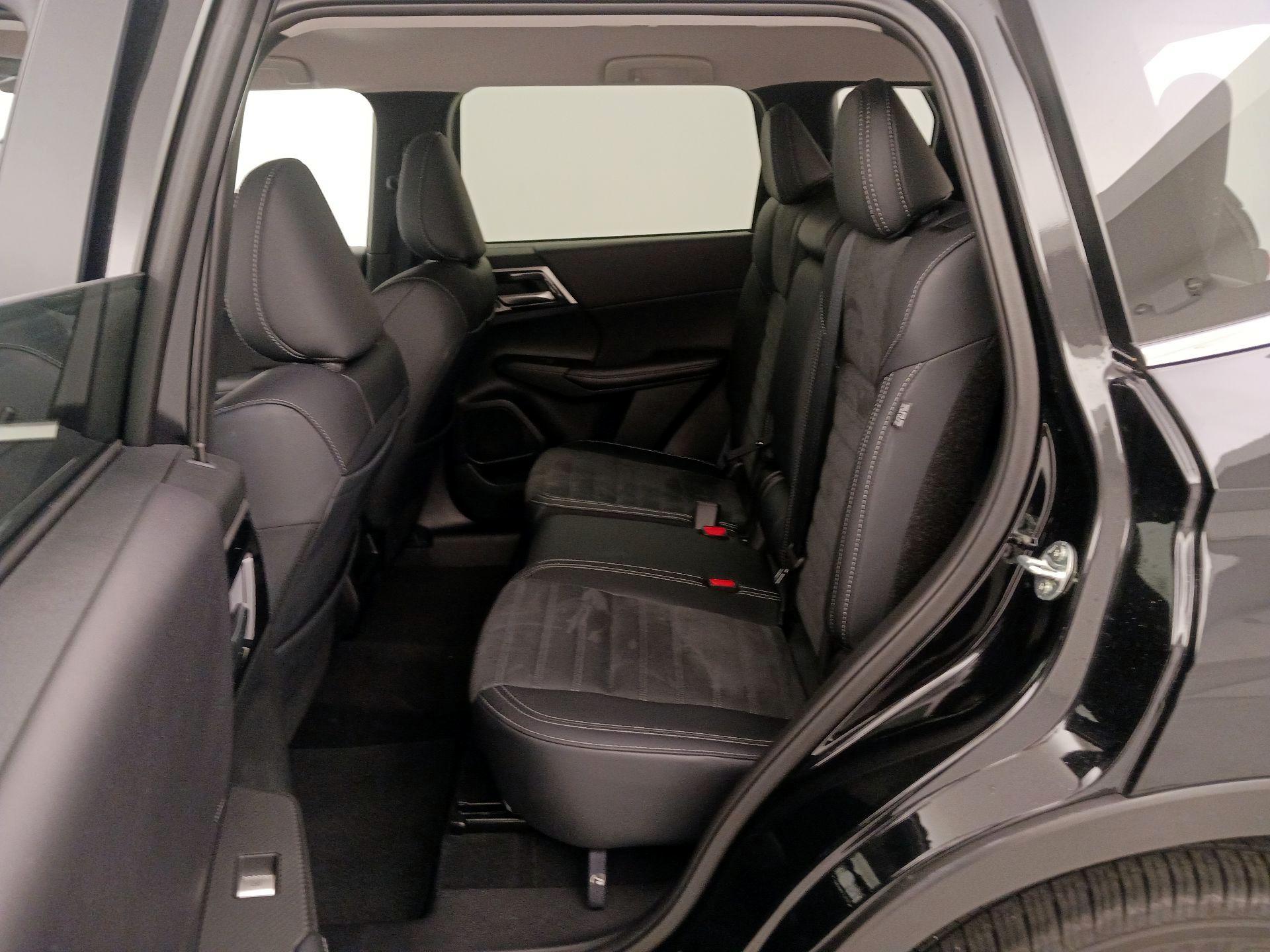 Thumbnail: 2024 Mitsubishi Outlander - 20