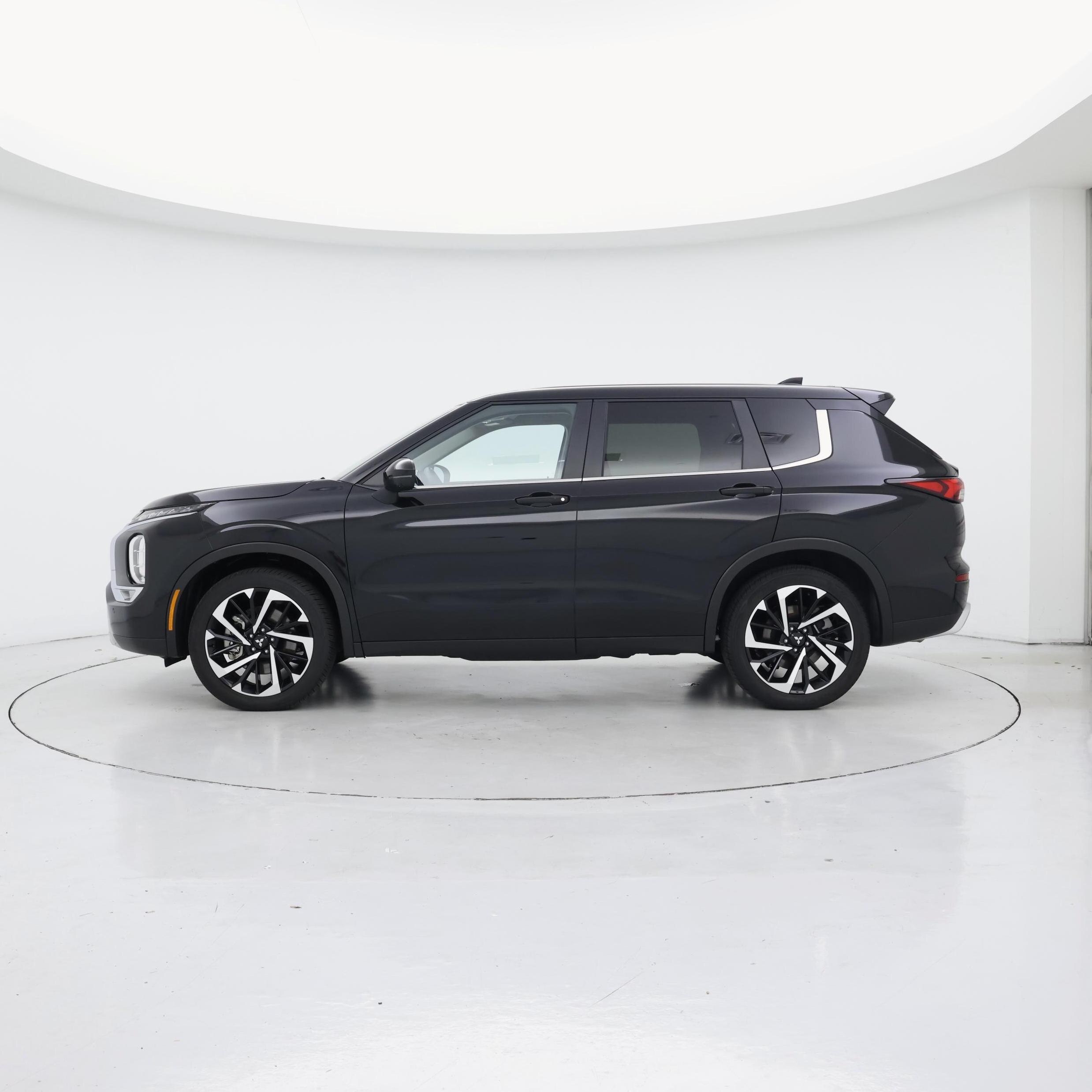 Thumbnail: 2024 Mitsubishi Outlander - 3