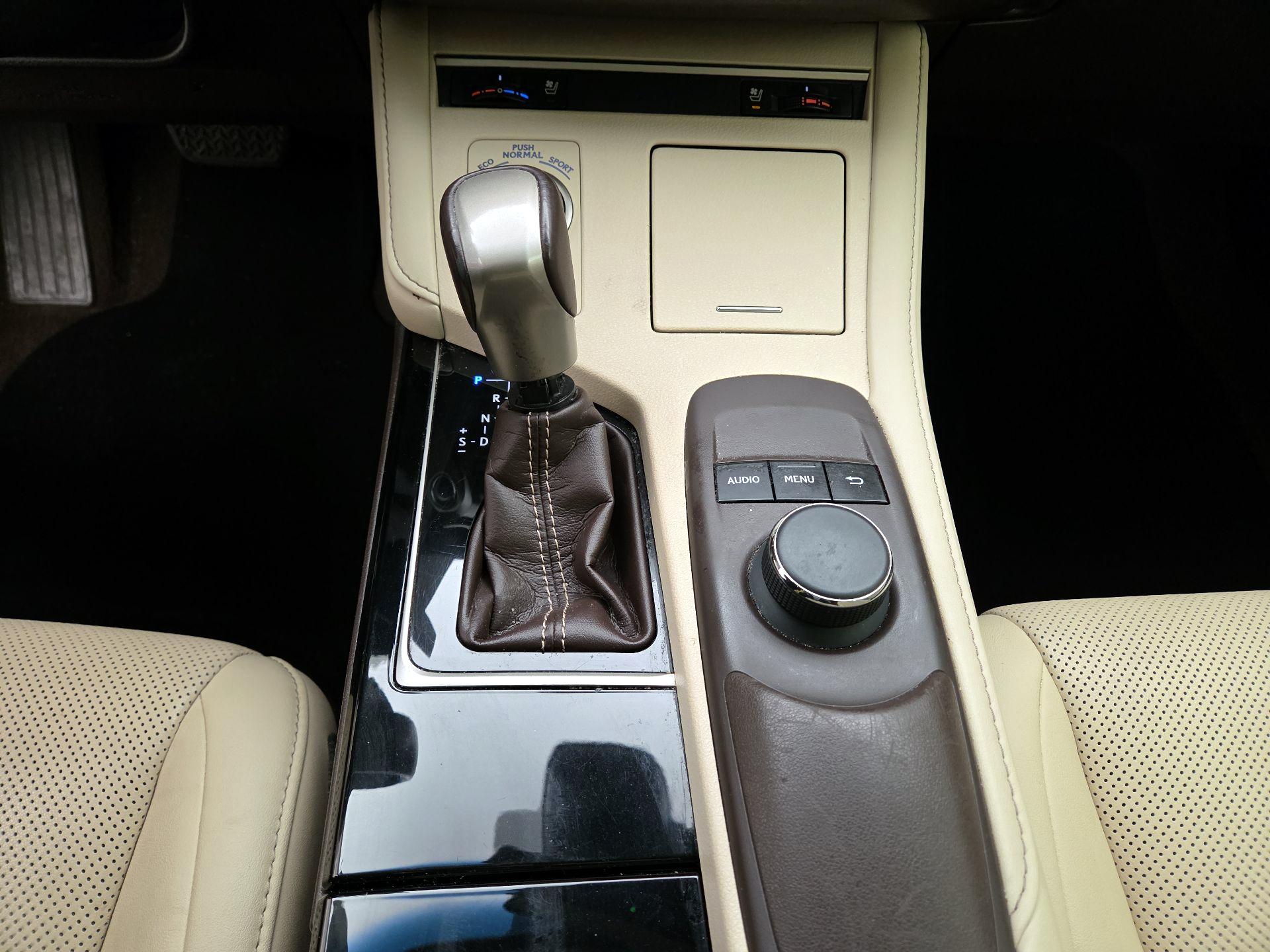 Thumbnail: 2018 Lexus ES - 16