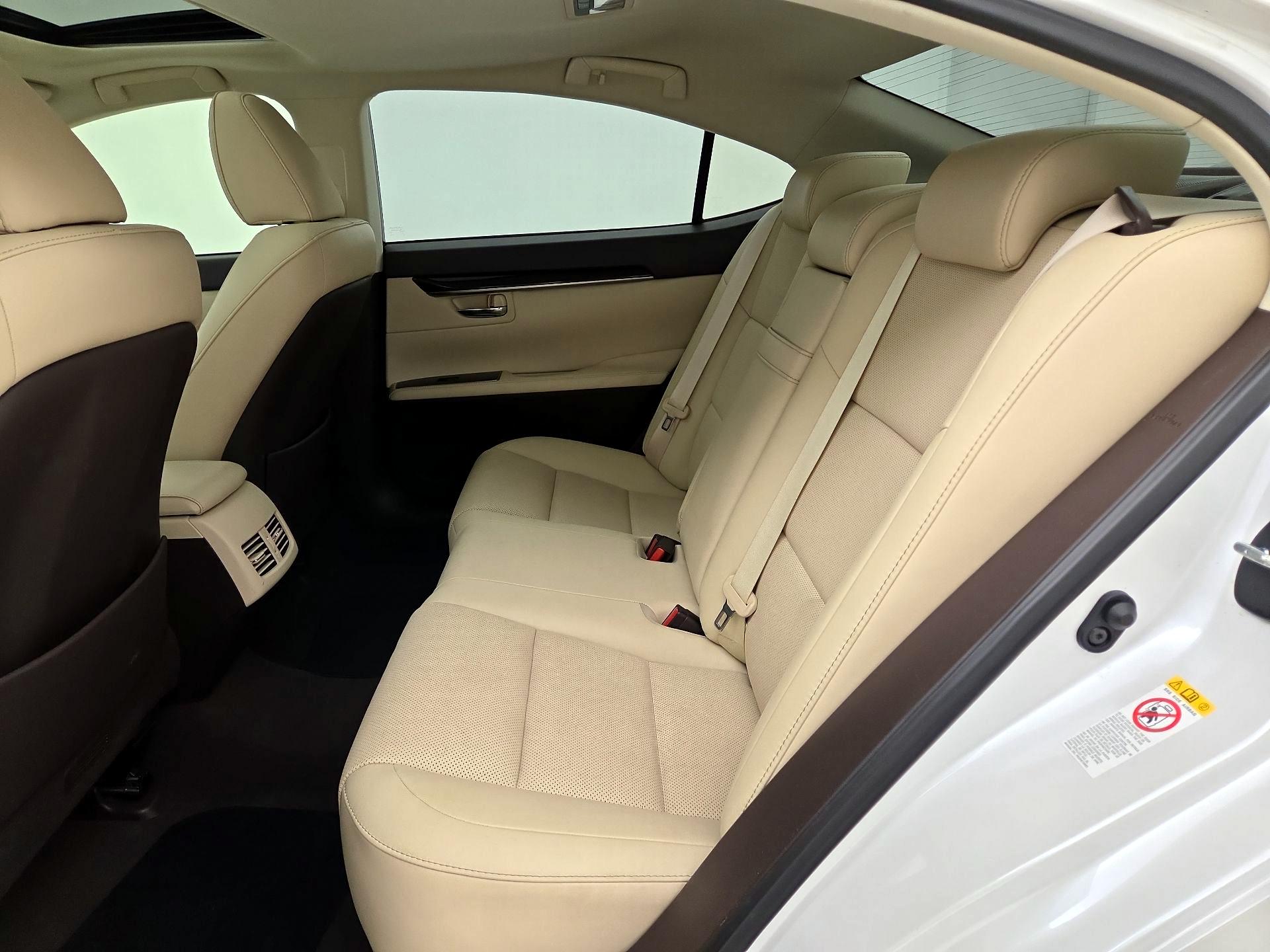 Thumbnail: 2018 Lexus ES - 19