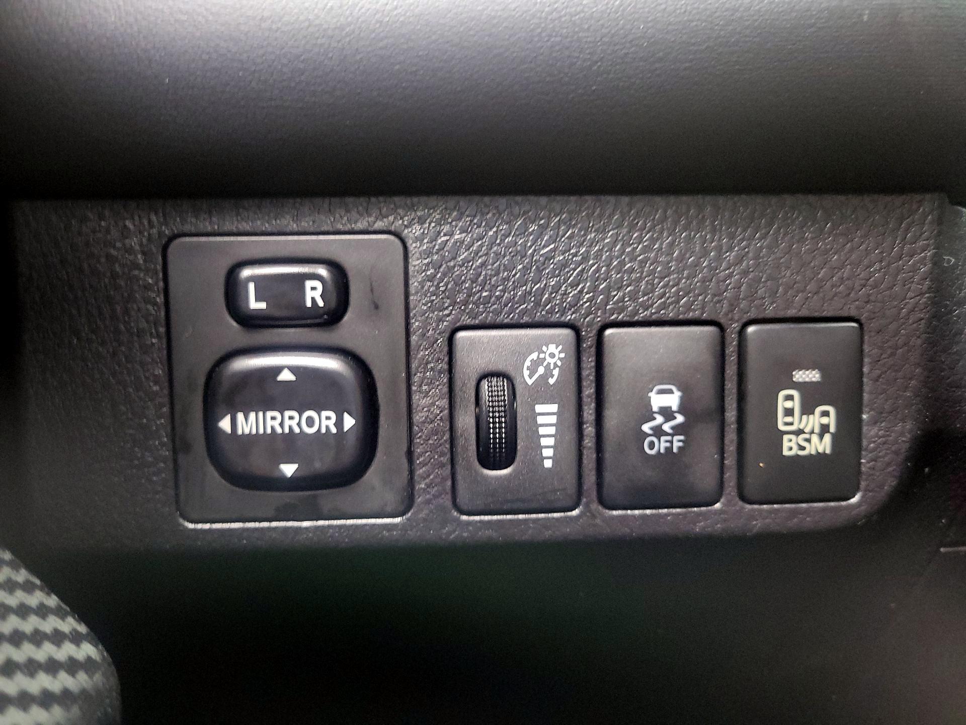 Thumbnail: 2015 Toyota RAV4 - 13