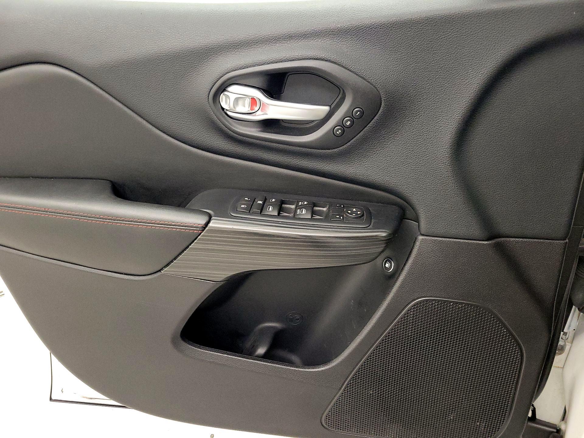 Thumbnail: 2016 Jeep Cherokee - 12