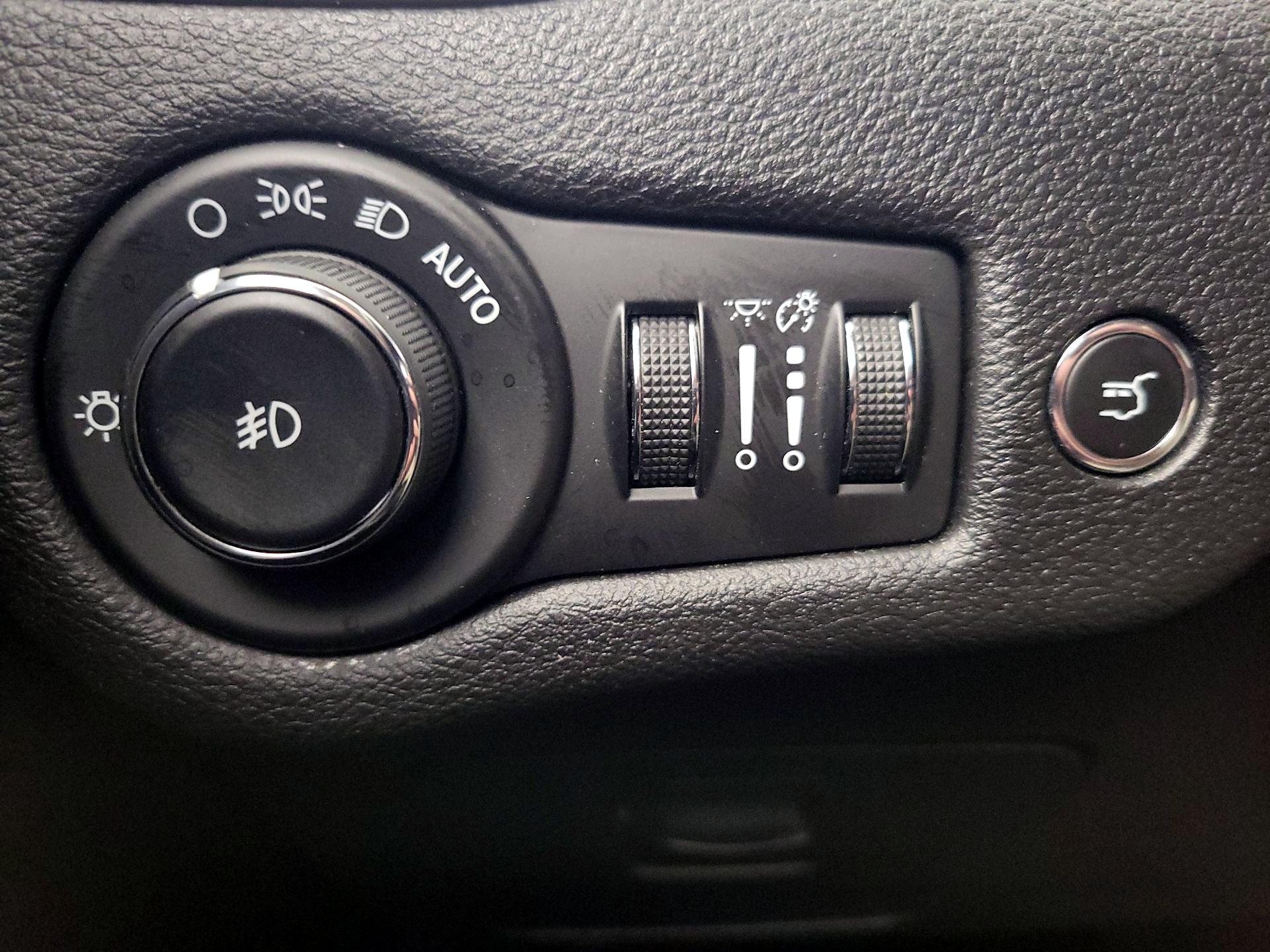 Thumbnail: 2016 Jeep Cherokee - 13