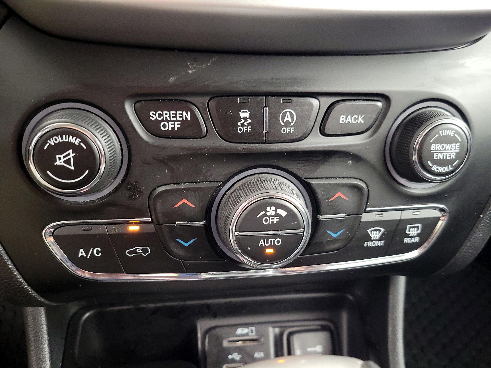 Thumbnail: 2016 Jeep Cherokee - 17