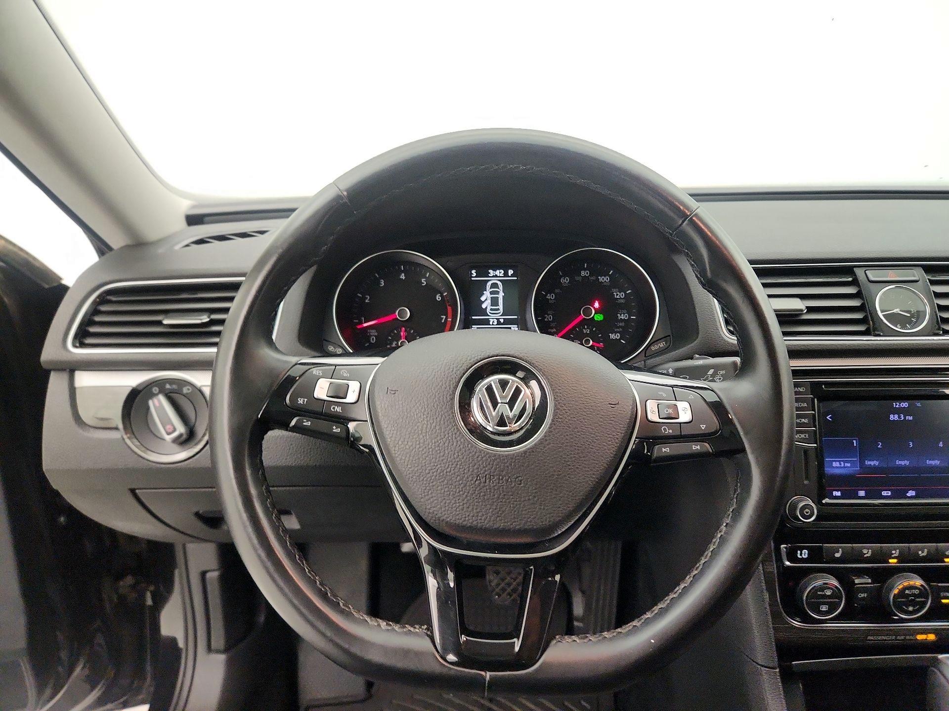 Thumbnail: 2017 Volkswagen Passat - 10