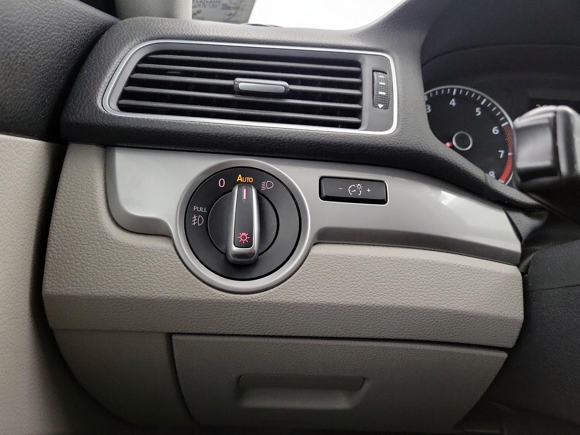 Thumbnail: 2015 Volkswagen Passat - 13