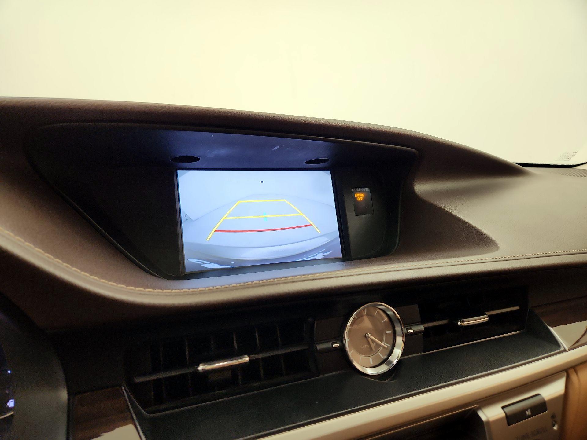 Thumbnail: 2016 Lexus ES - 14