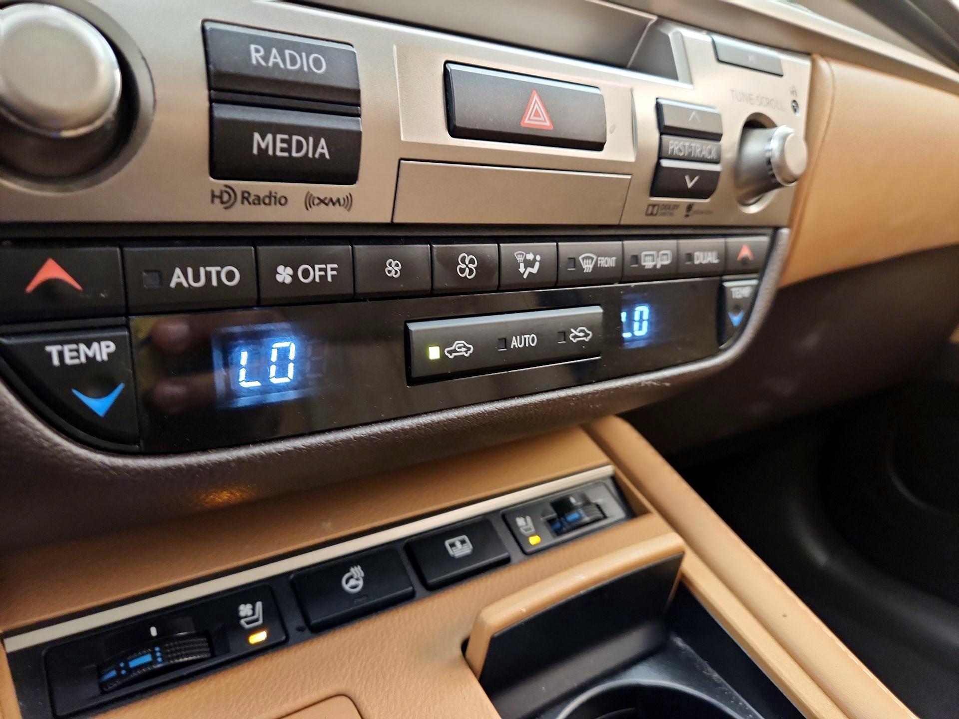 Thumbnail: 2016 Lexus ES - 16