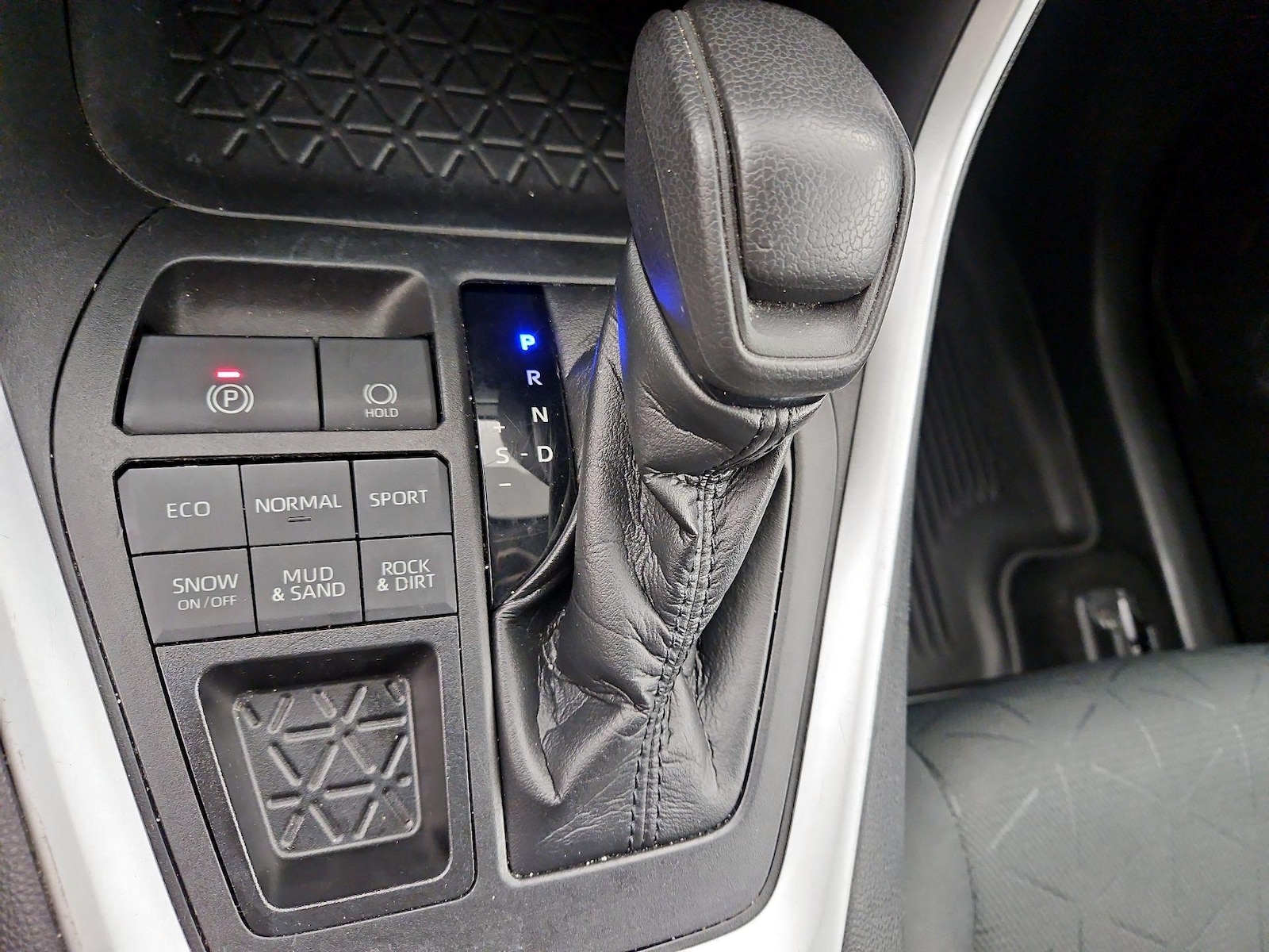 2021 Toyota RAV4 XLE - Photo 18