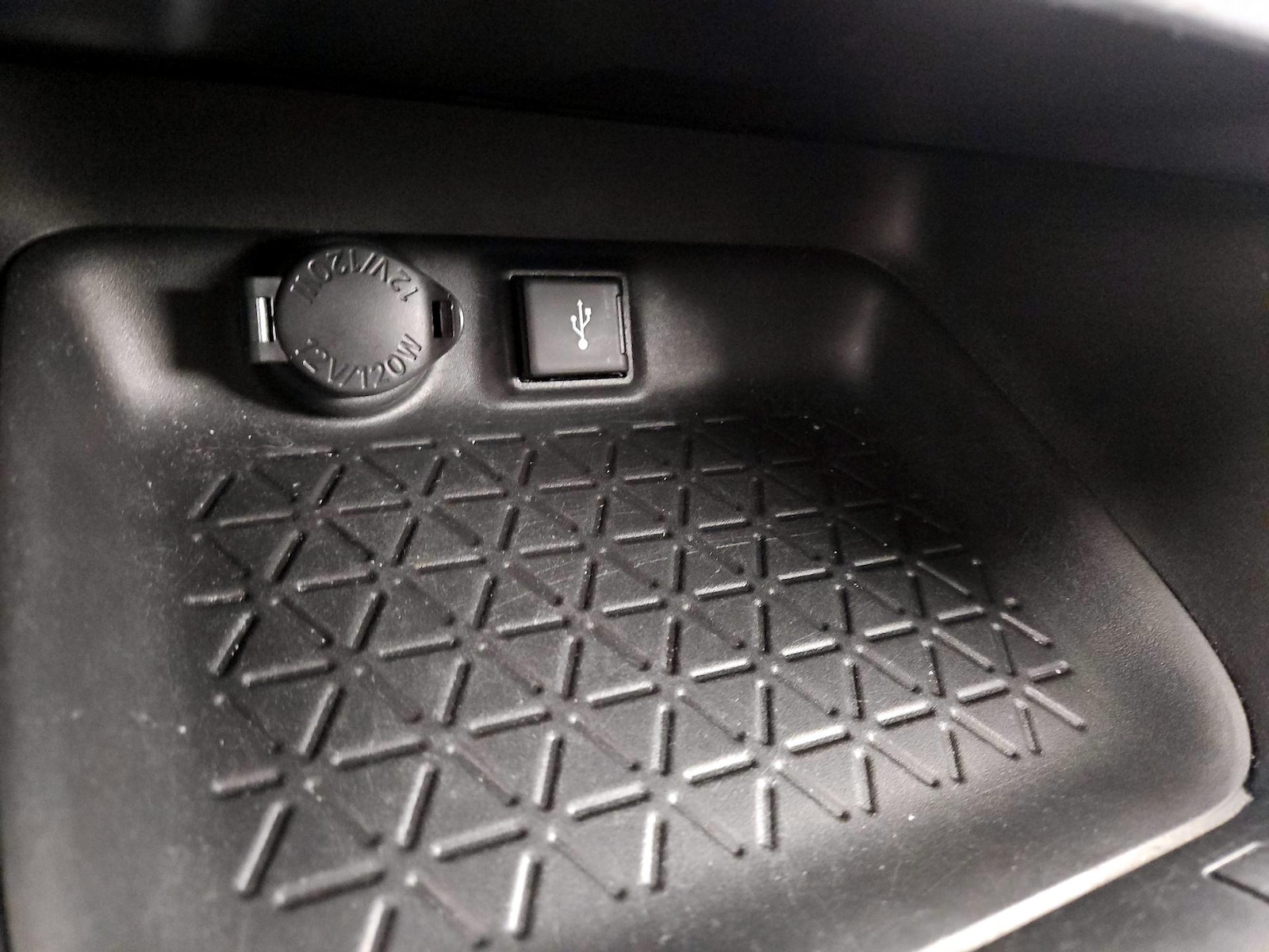 2021 Toyota RAV4 XLE - Photo 19