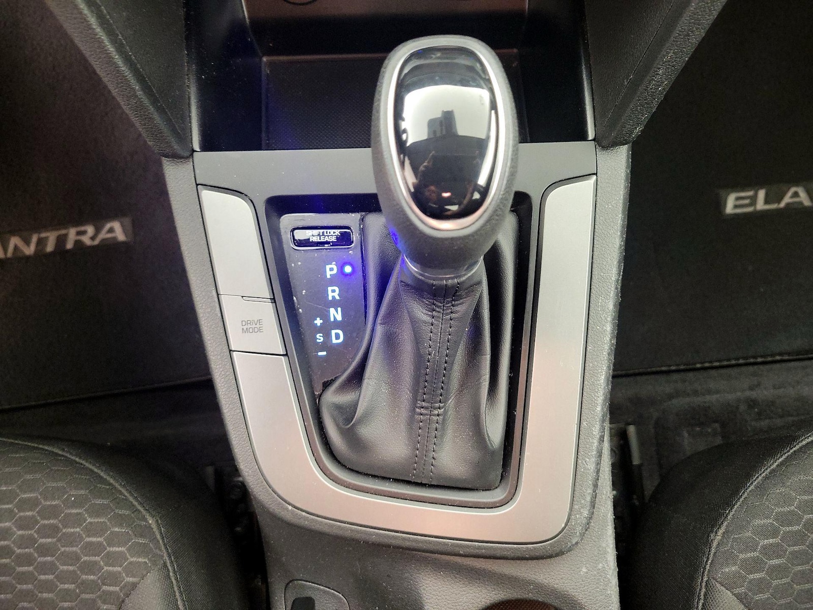 2020 Hyundai Elantra SE - Photo 18
