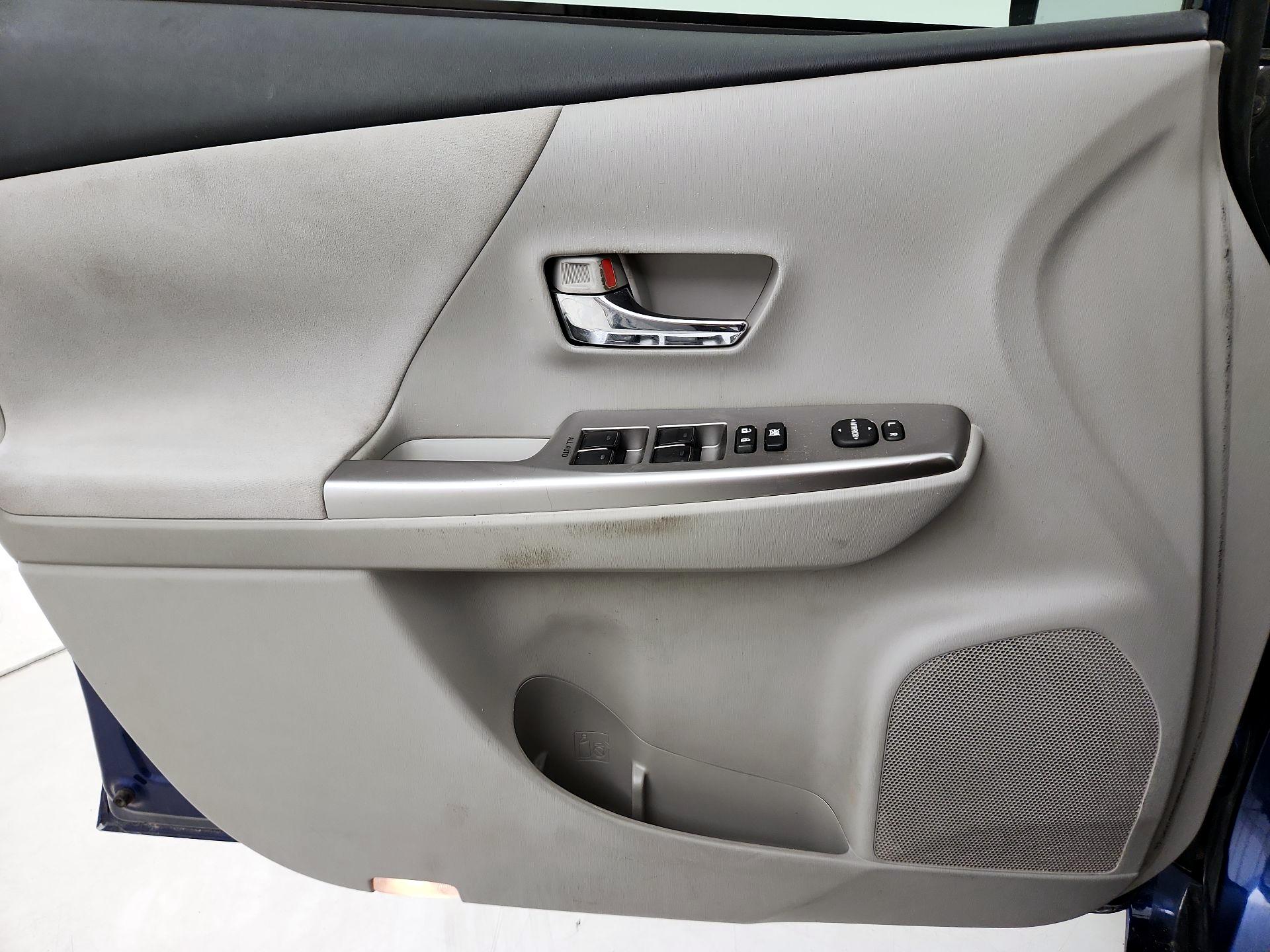 Thumbnail: 2015 Toyota Prius v - 12