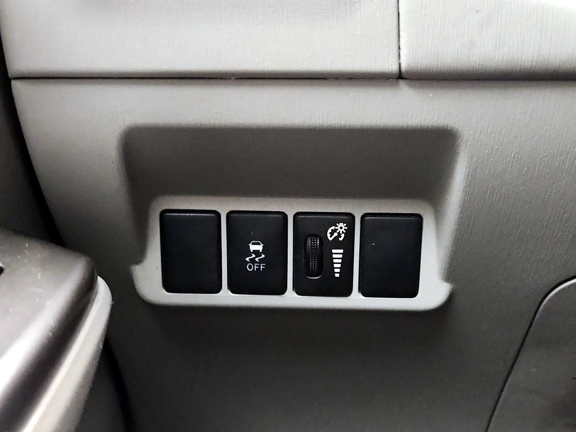 Thumbnail: 2015 Toyota Prius v - 13