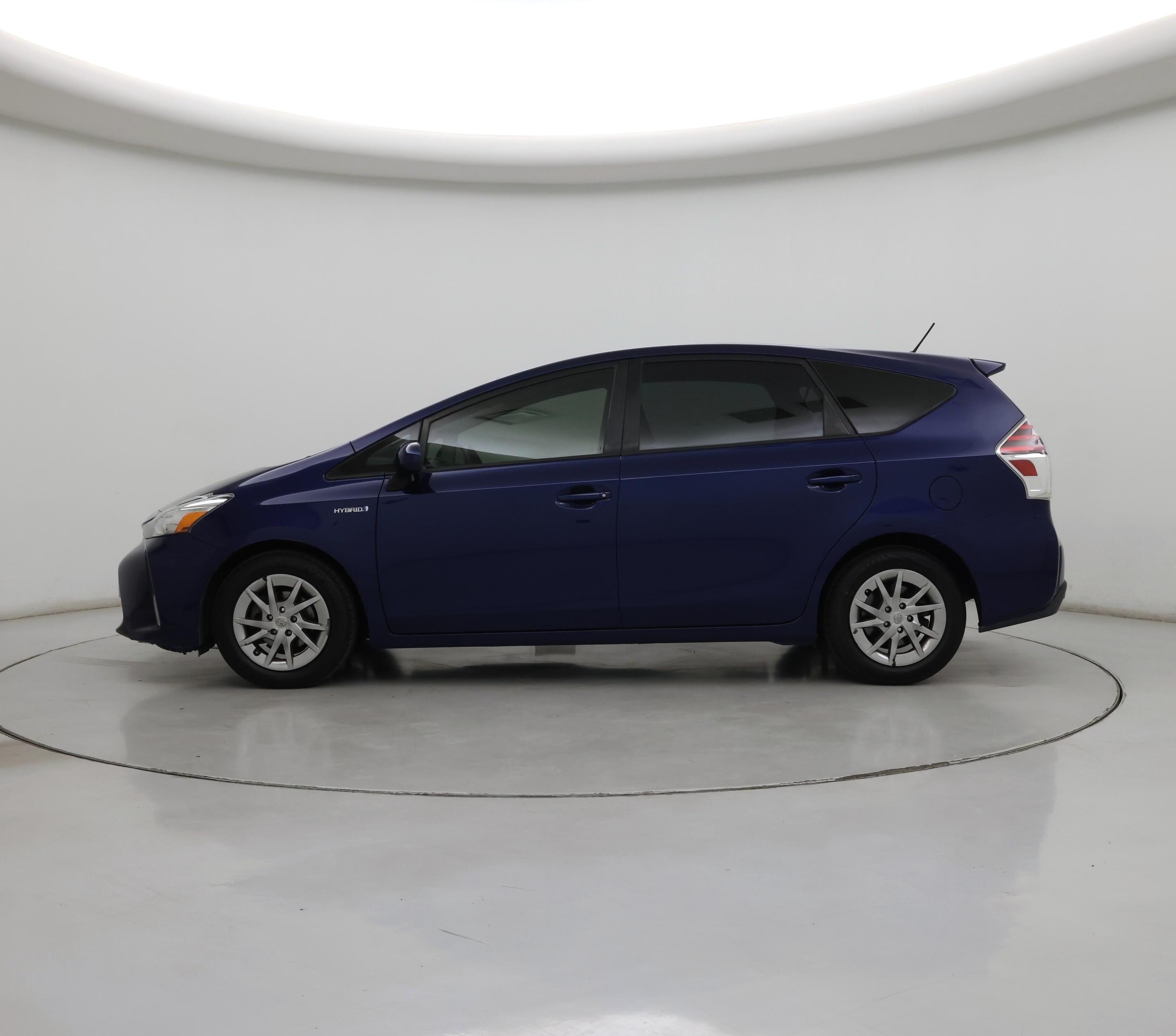 Thumbnail: 2015 Toyota Prius v - 3