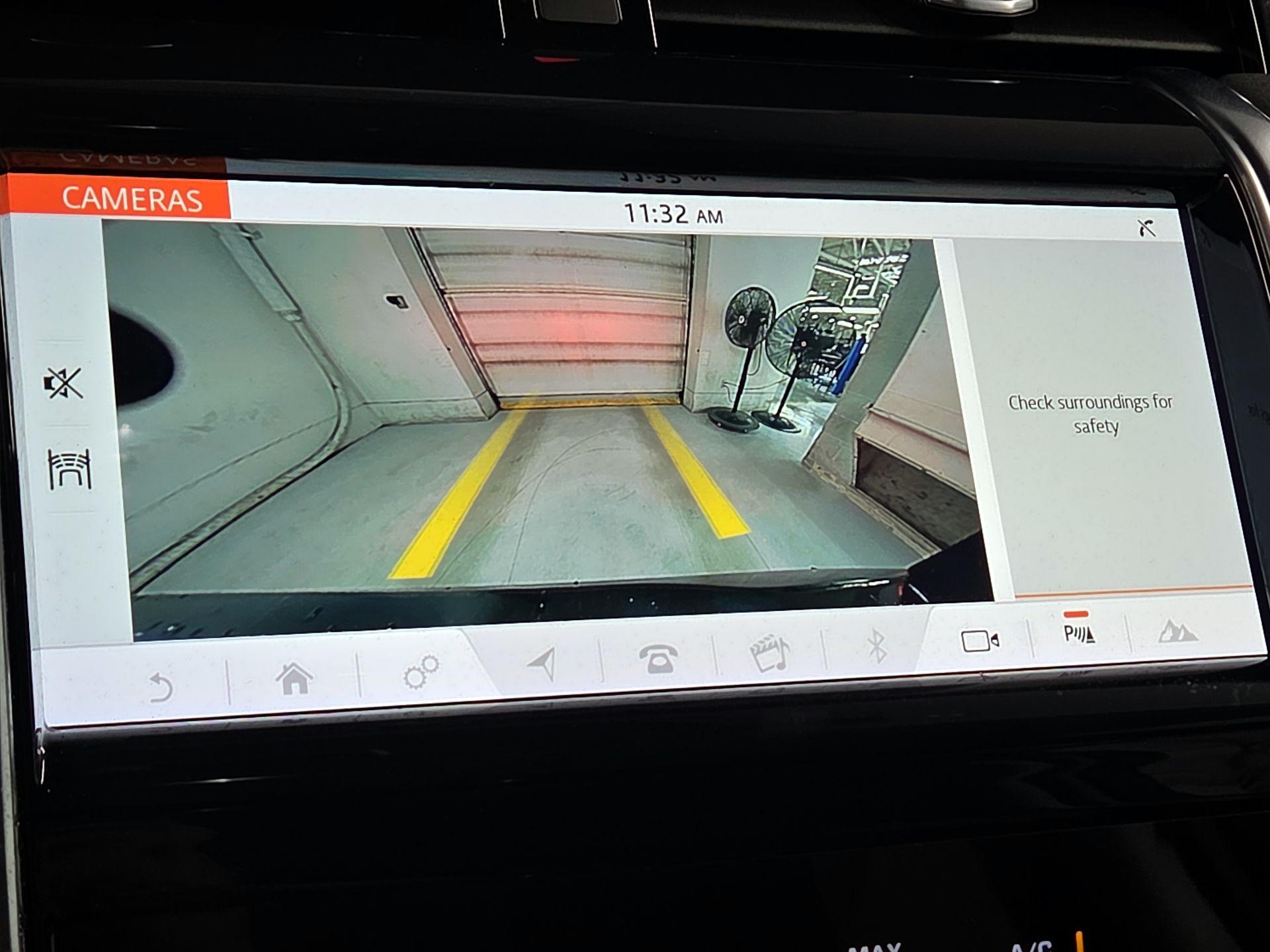 Thumbnail: 2020 Land Rover Discovery Sport - 15