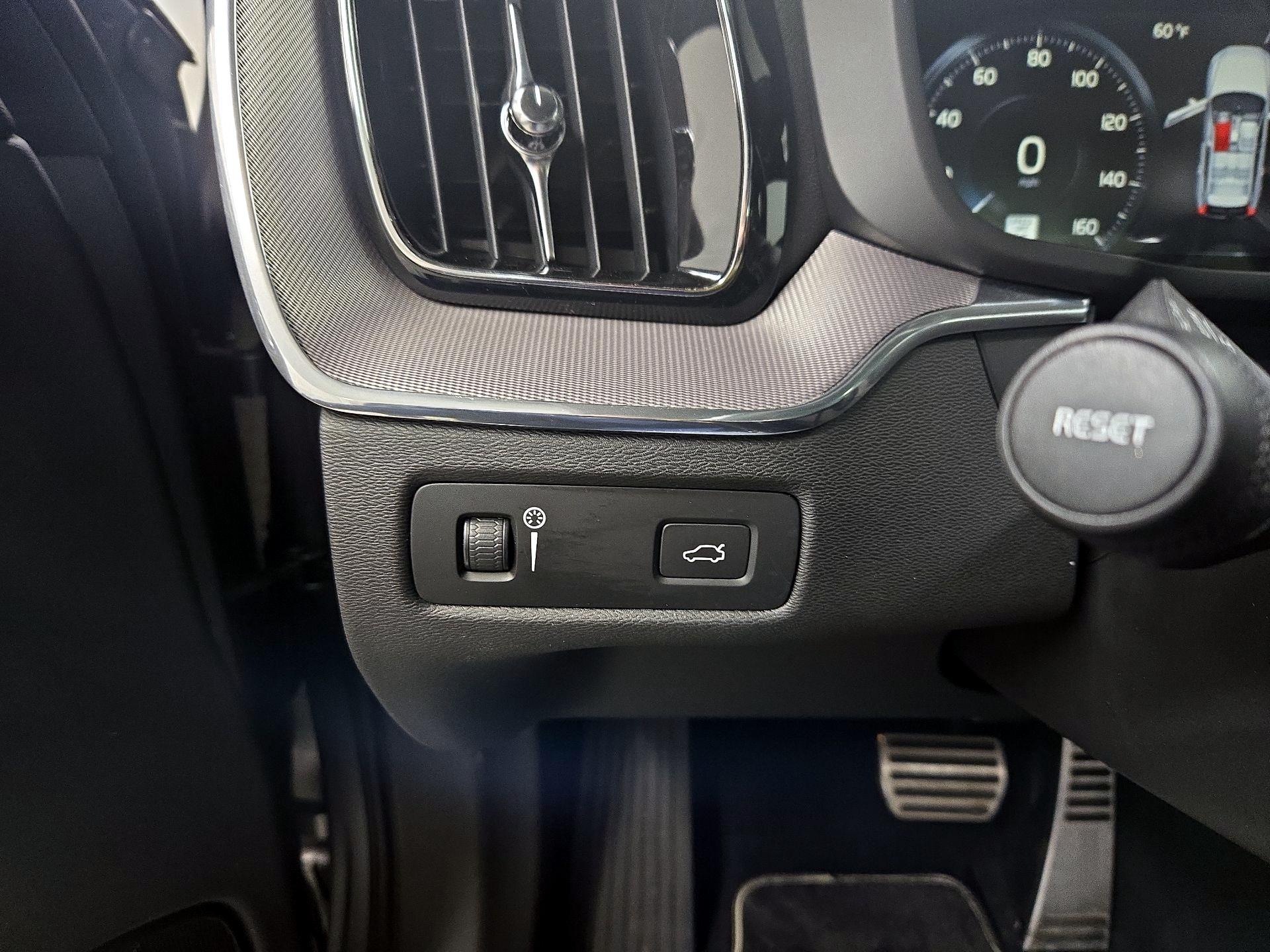 Thumbnail: 2019 Volvo XC60 - 13