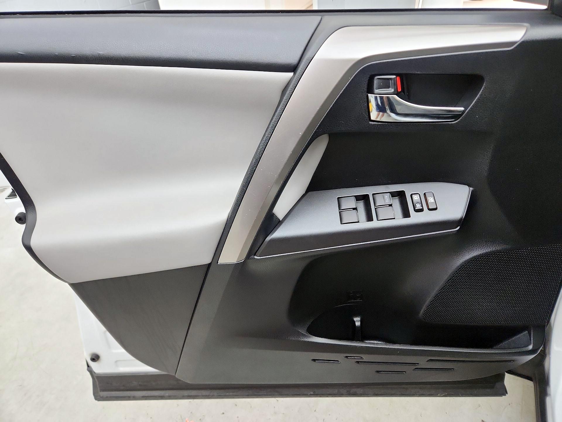 Thumbnail: 2018 Toyota RAV4 - 12