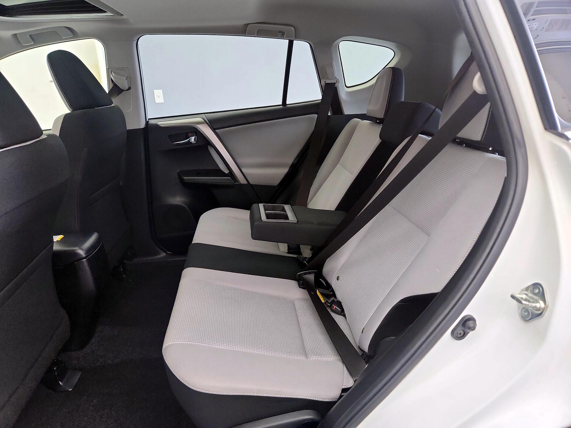 Thumbnail: 2018 Toyota RAV4 - 20