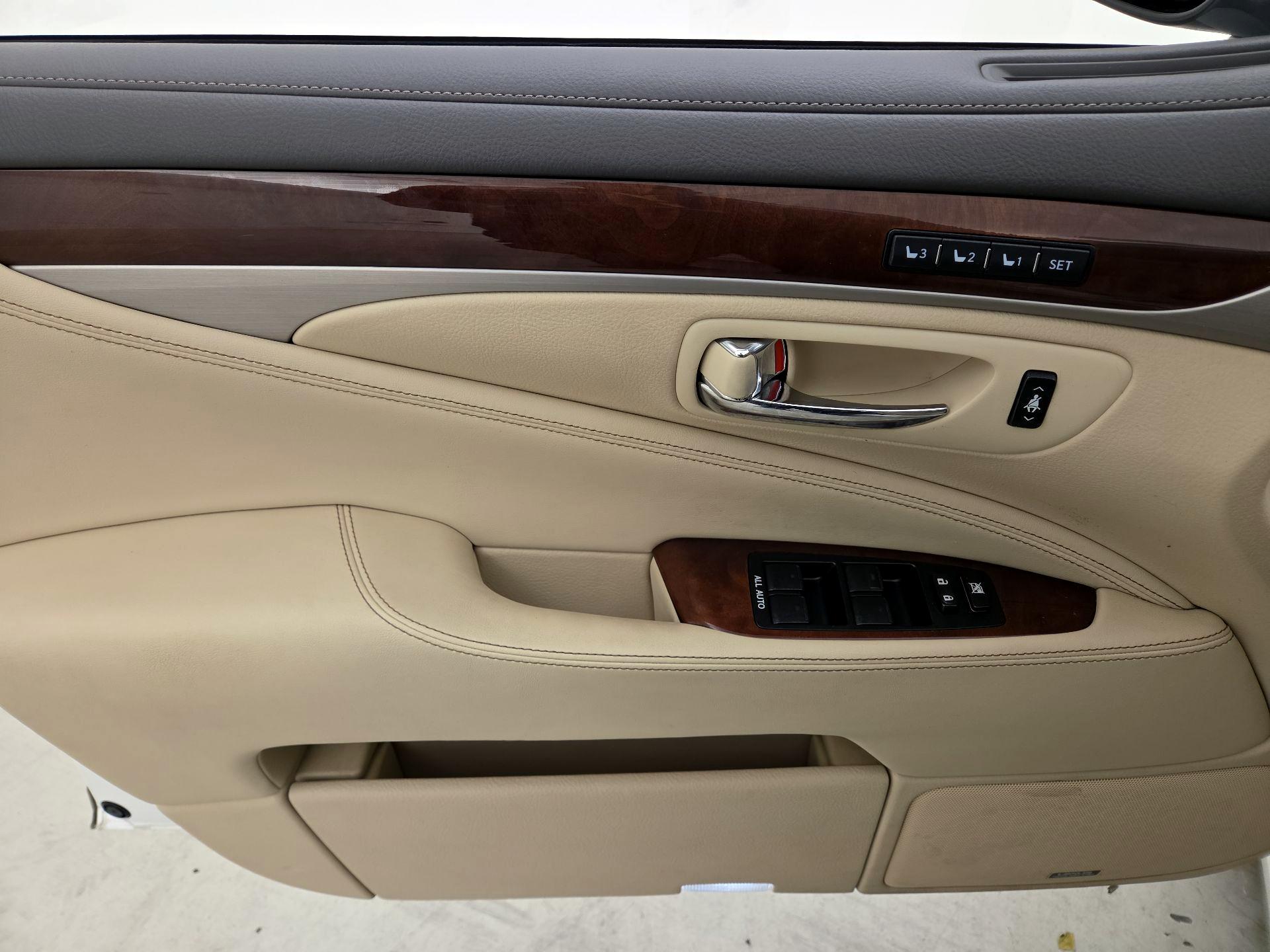 Thumbnail: 2014 Lexus LS - 12